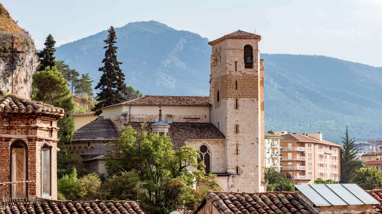 Trre de la iglesia de San Pedro de la Rúa, en Estella. | Shutterstock
