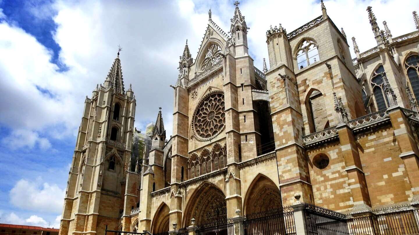 La Catedral de León, entre las iglesias más fascinantes de España. | Freepik