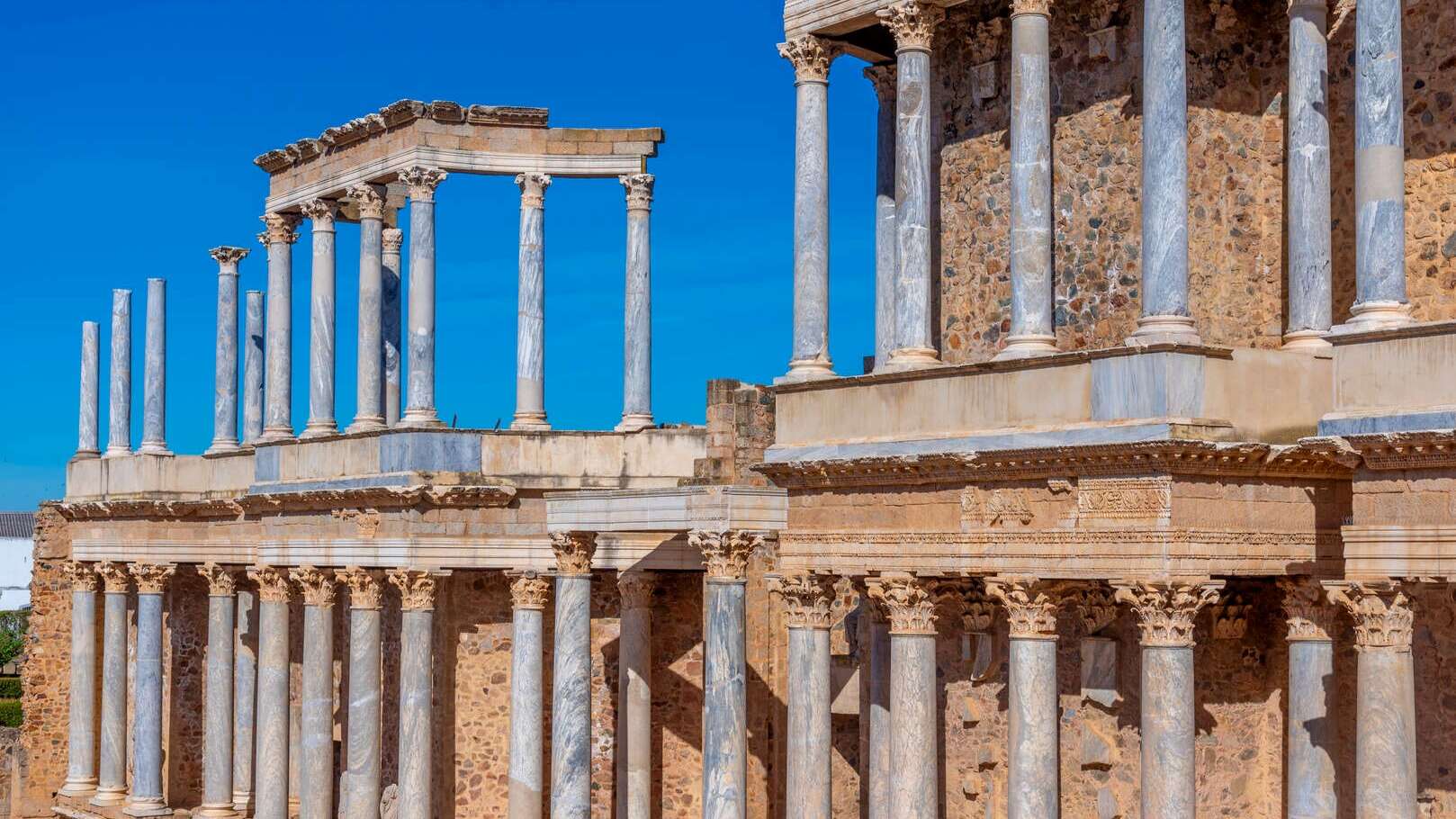 Columnata de la escena del Teatro Romano de Mérida. | Dreamstime