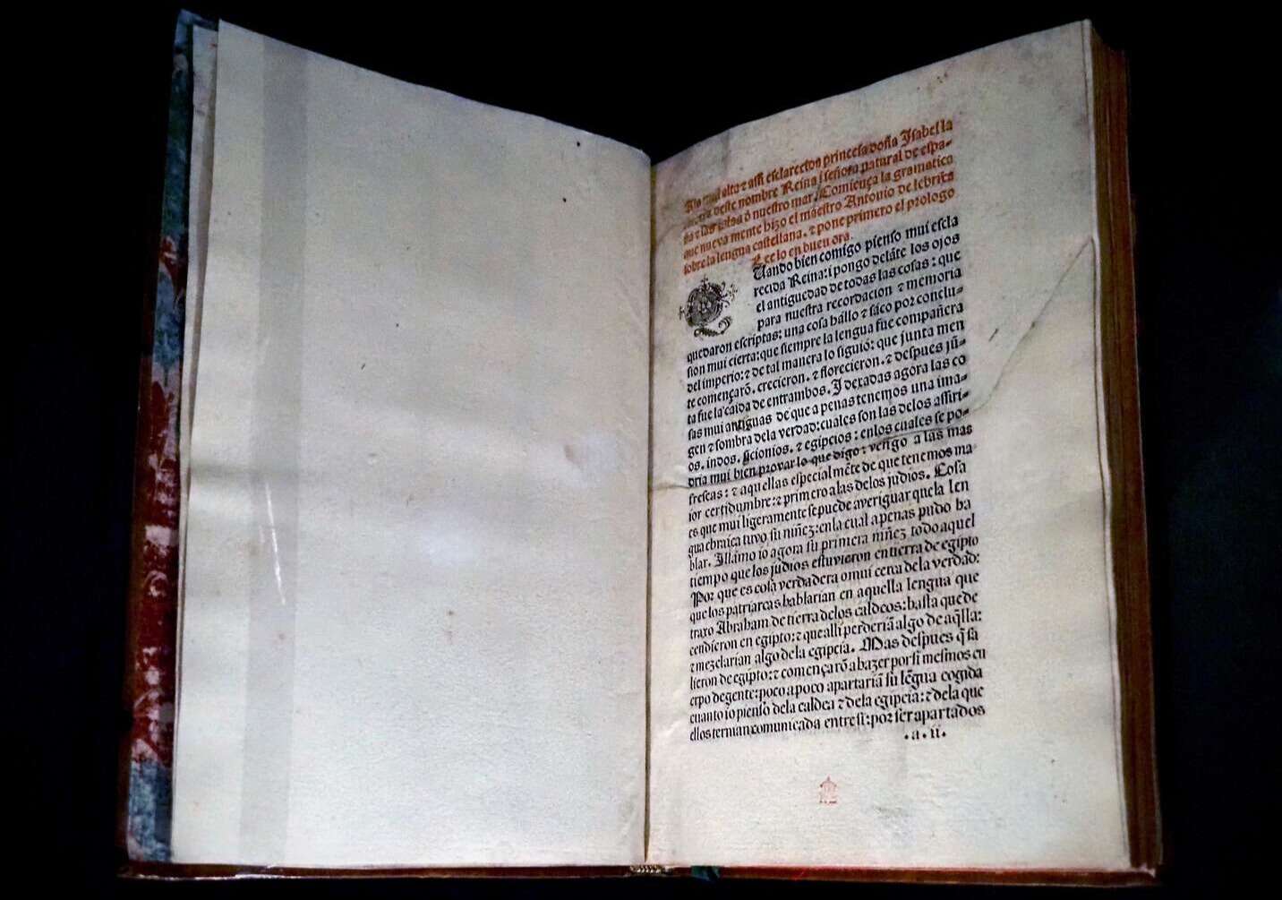 Ejemplar de la Gramática castellana de Nebrija de la Real Biblioteca de Palacio en Madrid. | Wikimedia