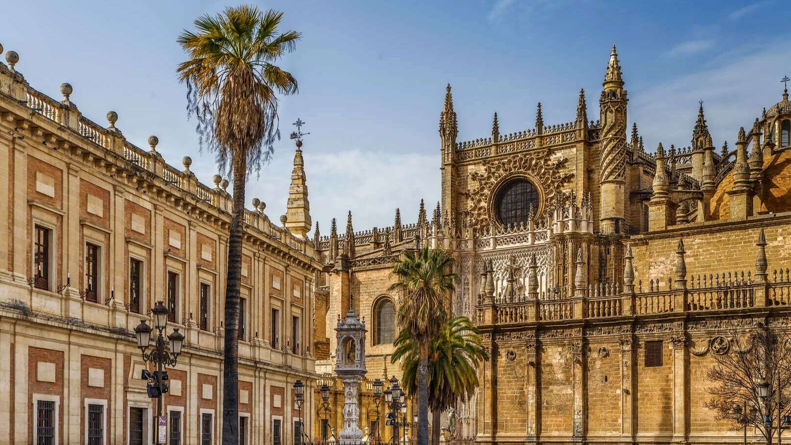 Vista del Archivo de Indias (a la izquierda) y la Catedral de Sevilla (a la derecha). | Shutterstock