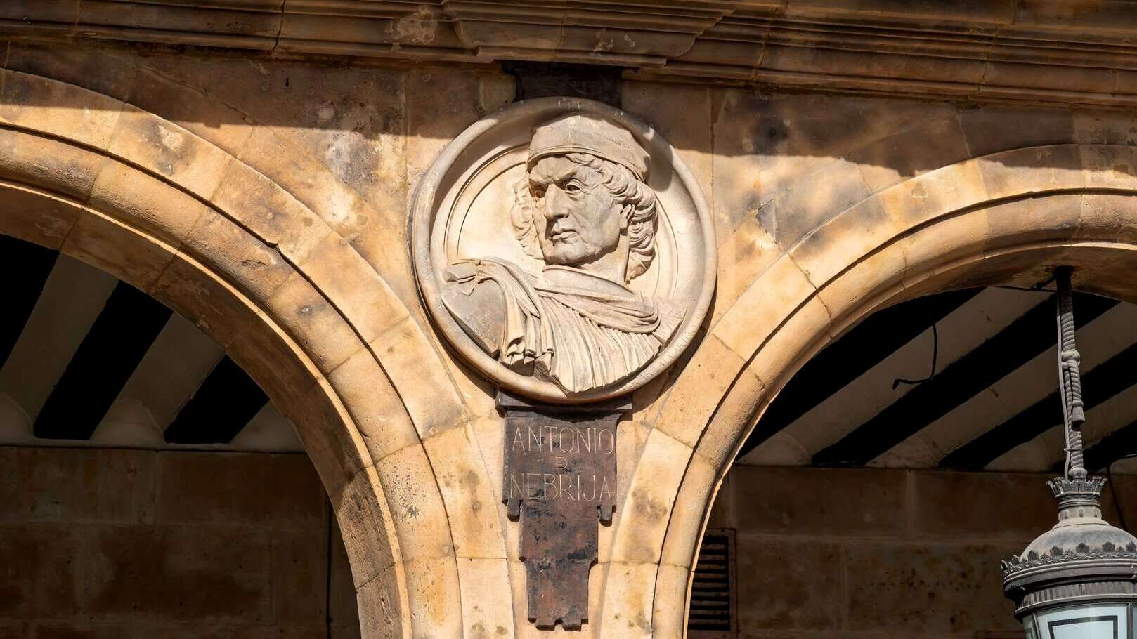 Medallón con la imagen de Antonio de Nebrija en la Plaza Mayor de Salamanca. | Shutterstock