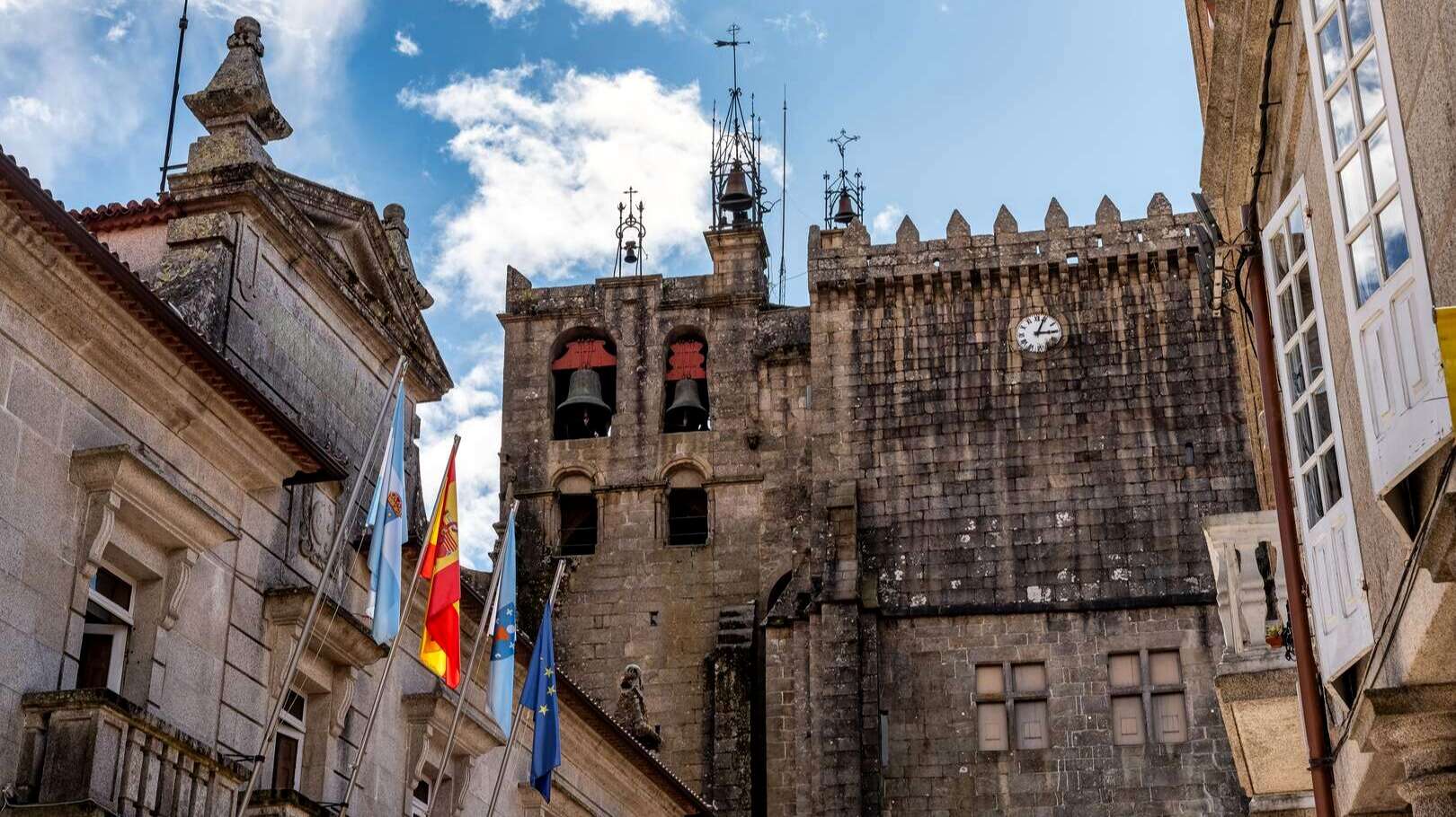 Fachada lateral y campanario de la catedral. | Shutterstock