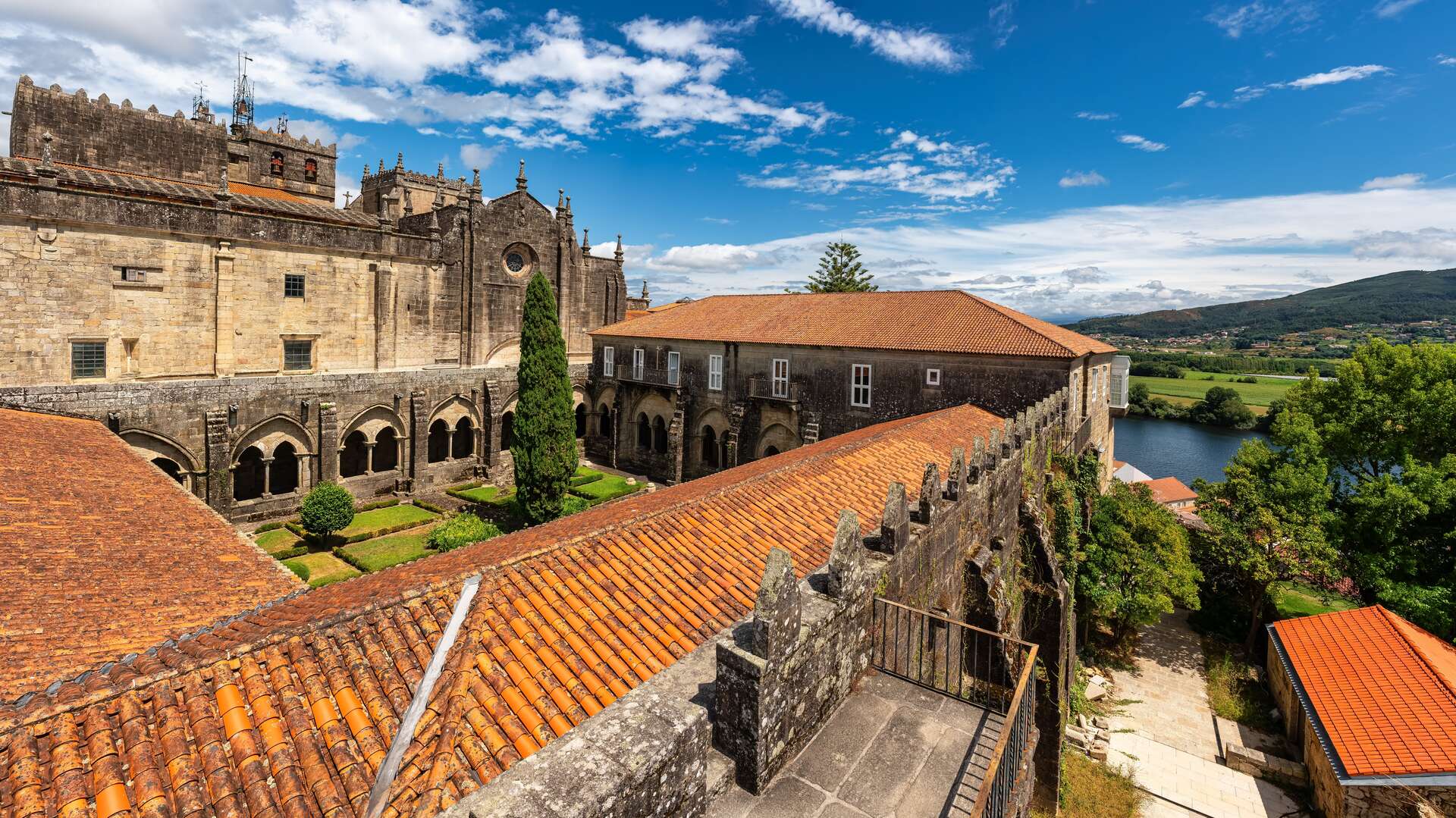 Vista aérea del claustro de la Catedral de Tui. | Shutterstock