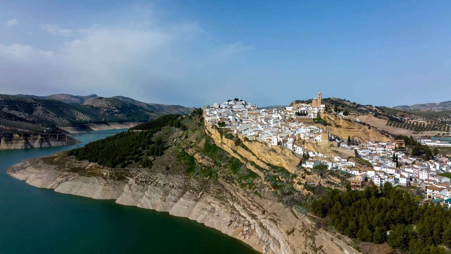 Iznájar se extiende en la colina que sobrevuela el 'Lago de Andalucía'. | Shutterstock