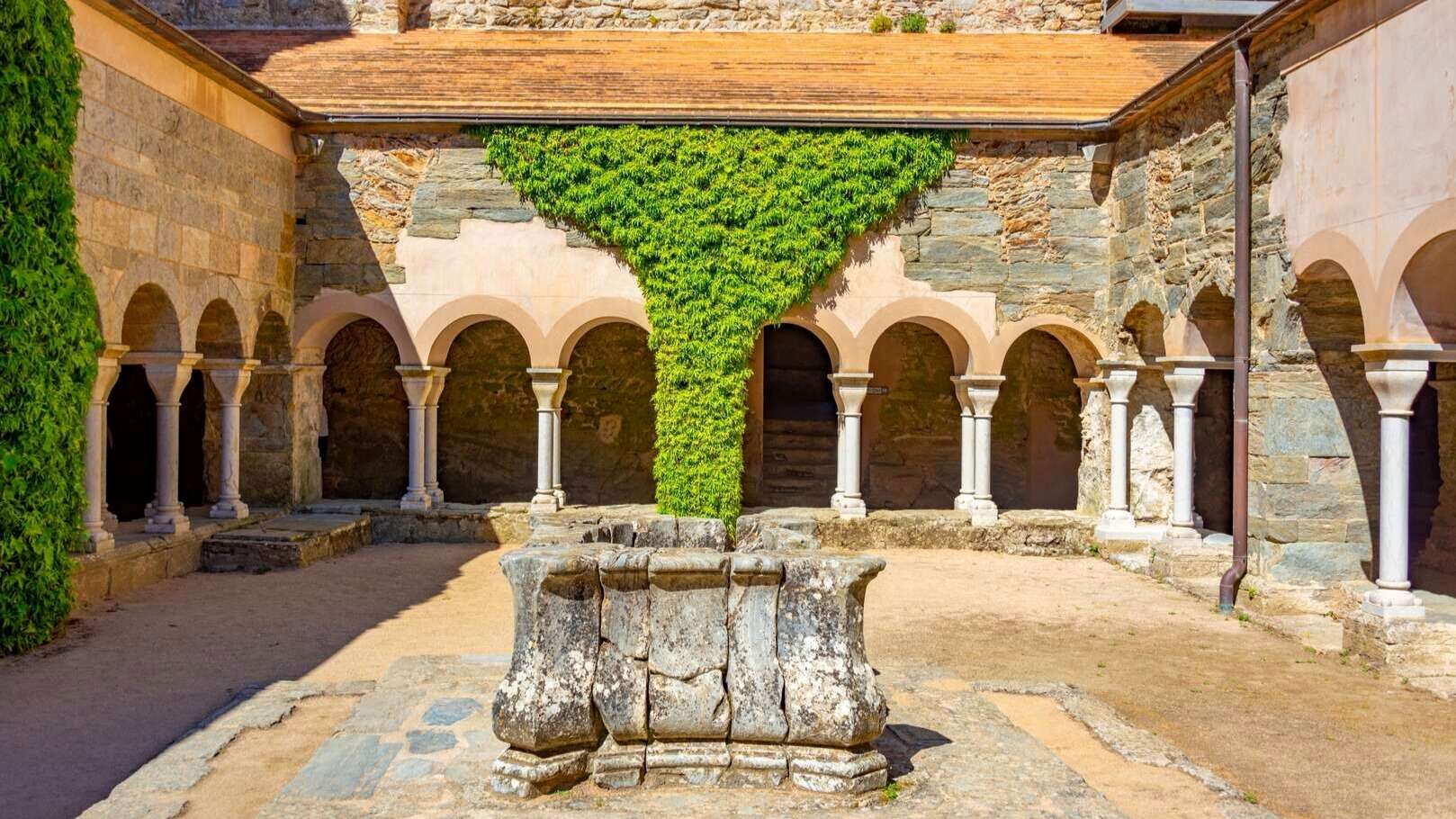 Uno de los claustros del monasterio. | Shutterstock