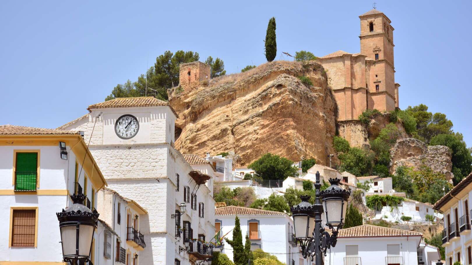 Calles y antiguo castillo de Montefrío. | Shutterstock