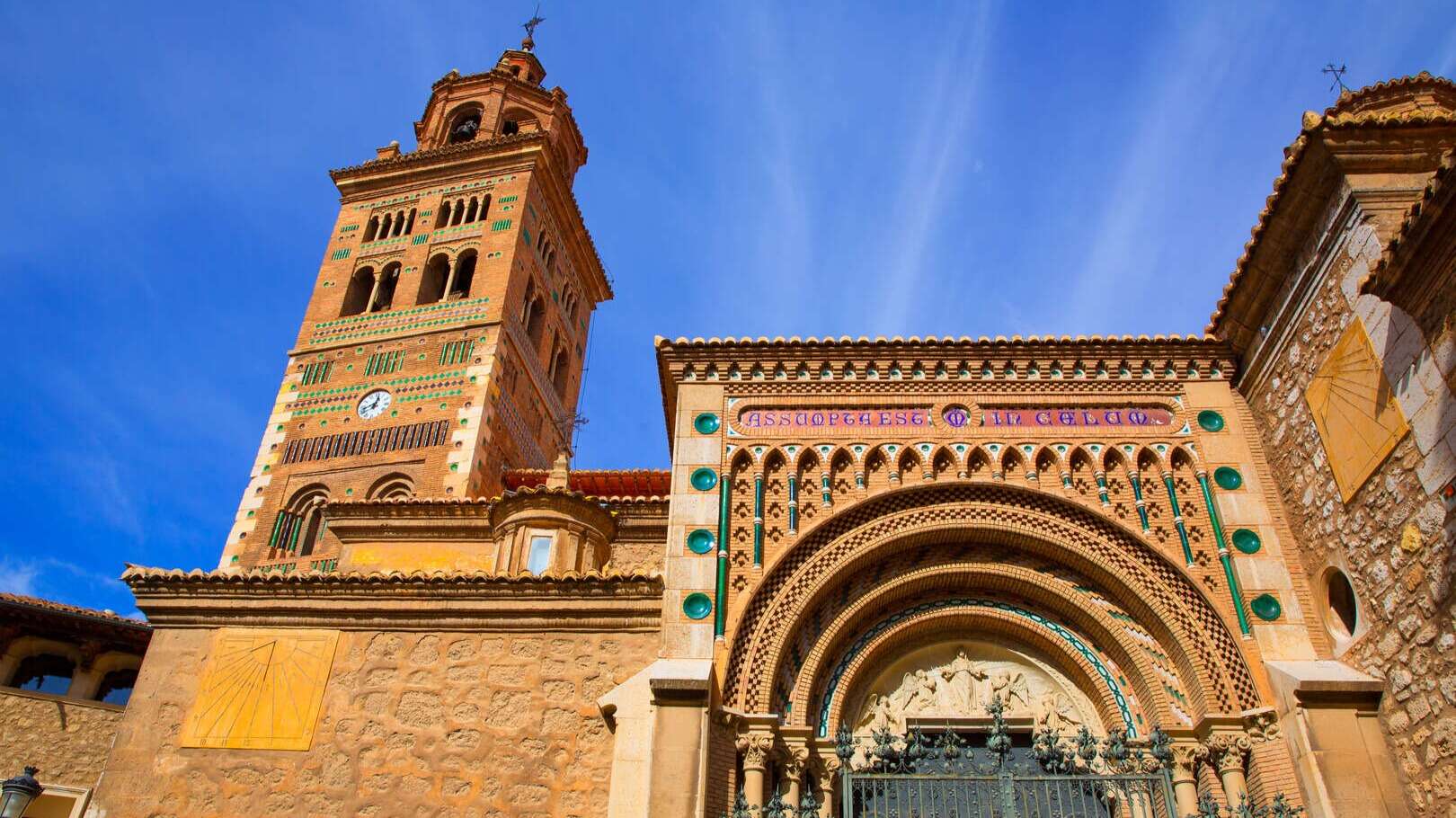 Portada neomudéjar de la catedral de Teruel. | Shutterstock
