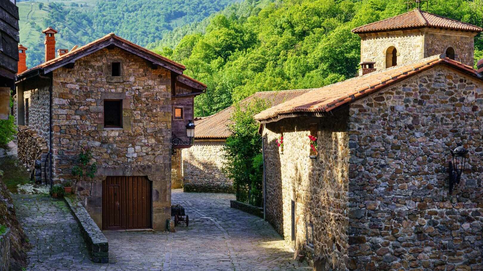 Calles de Bárcena Mayor. | Shutterstock