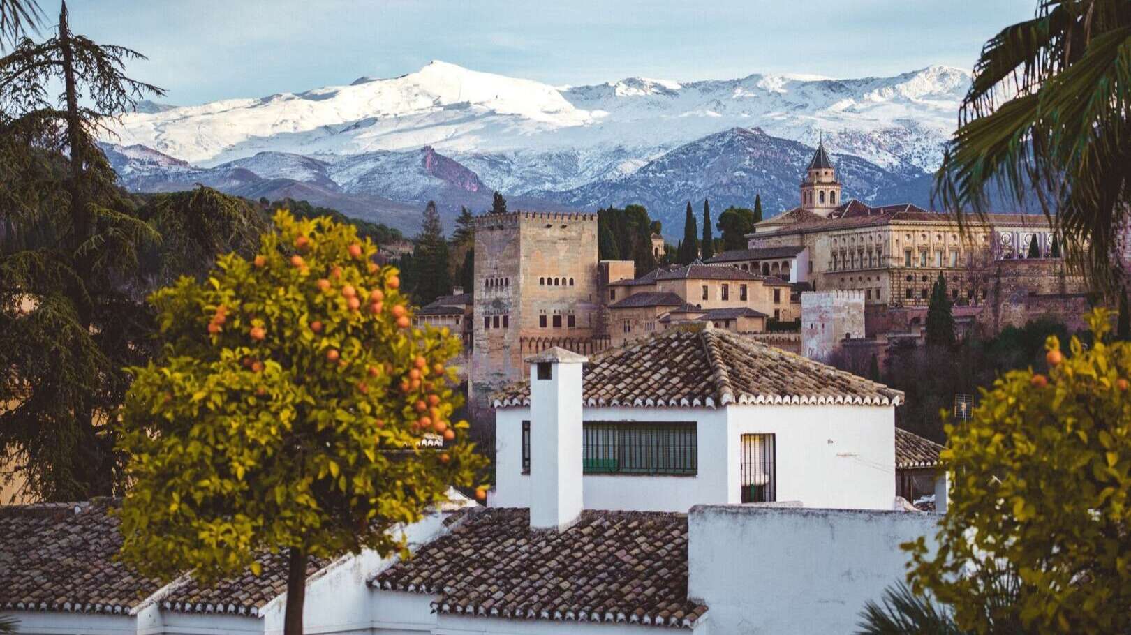 Vista de Granada en invierno, con cumbres nevadas de fondo