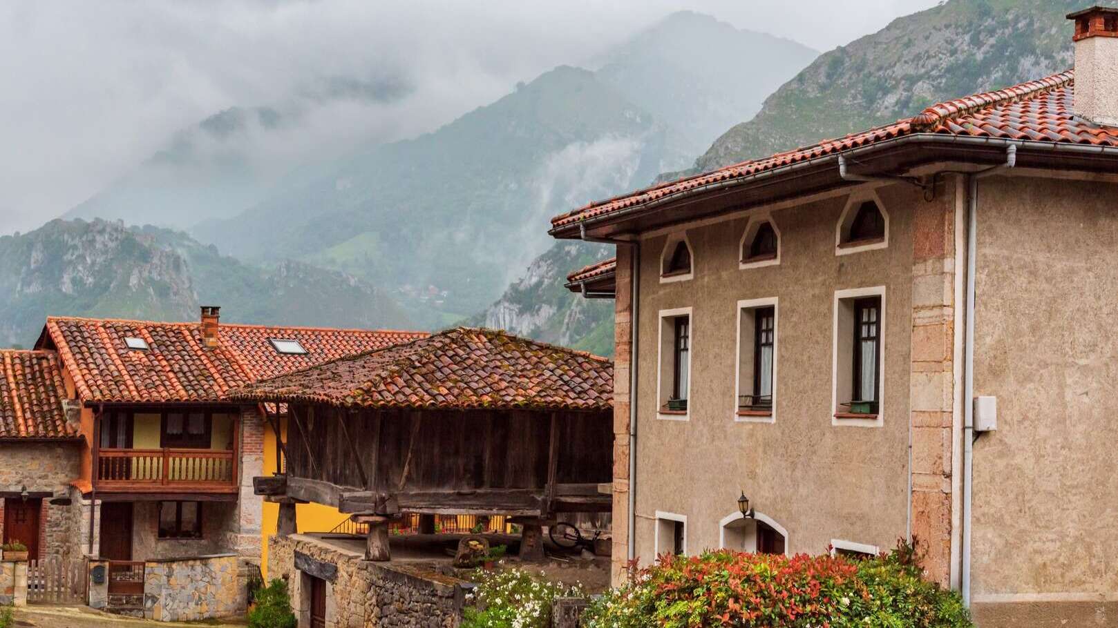 Casas y un hórreo en la localidad de Sames