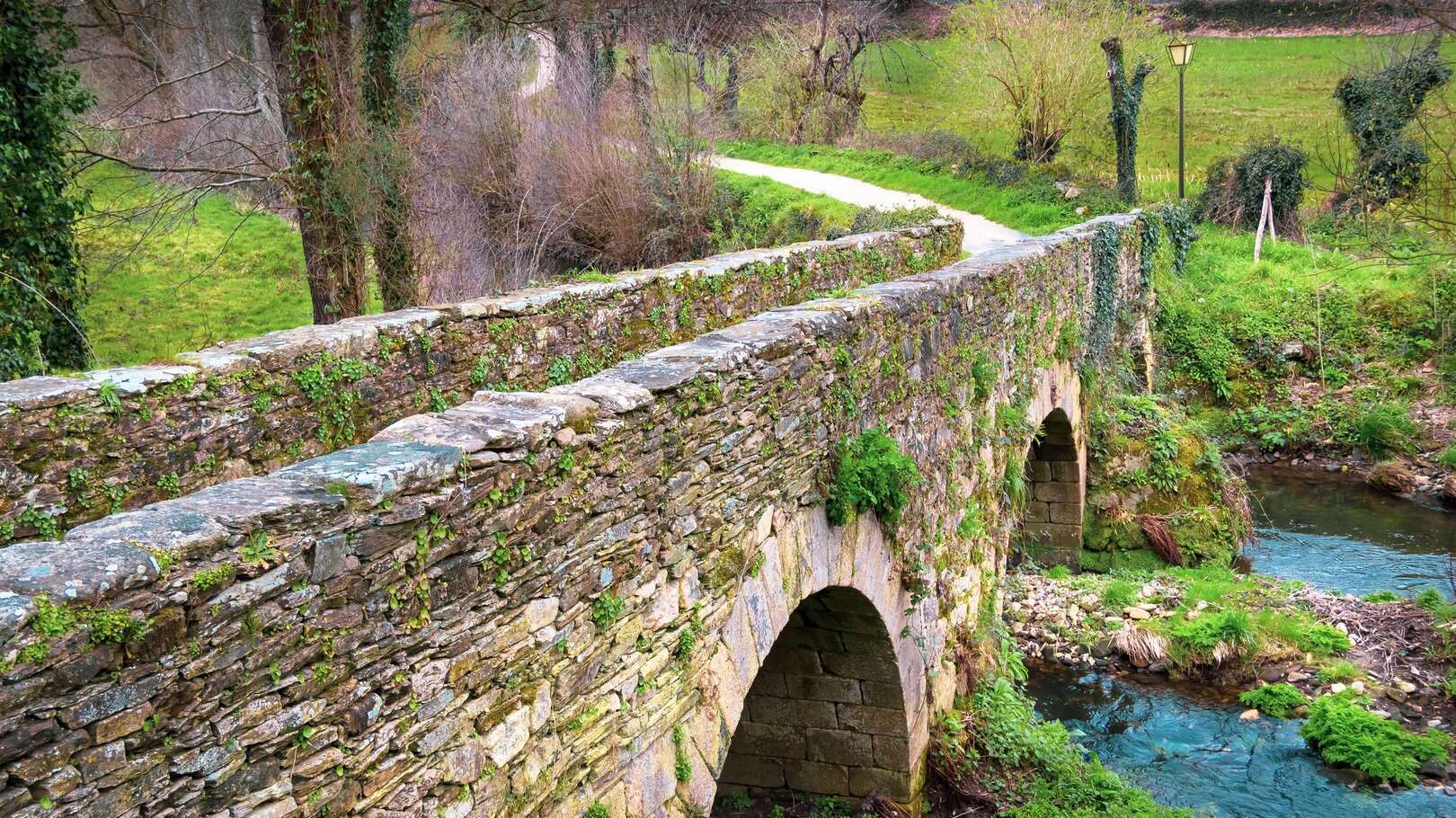 Puente medieval para salir de Sarria.