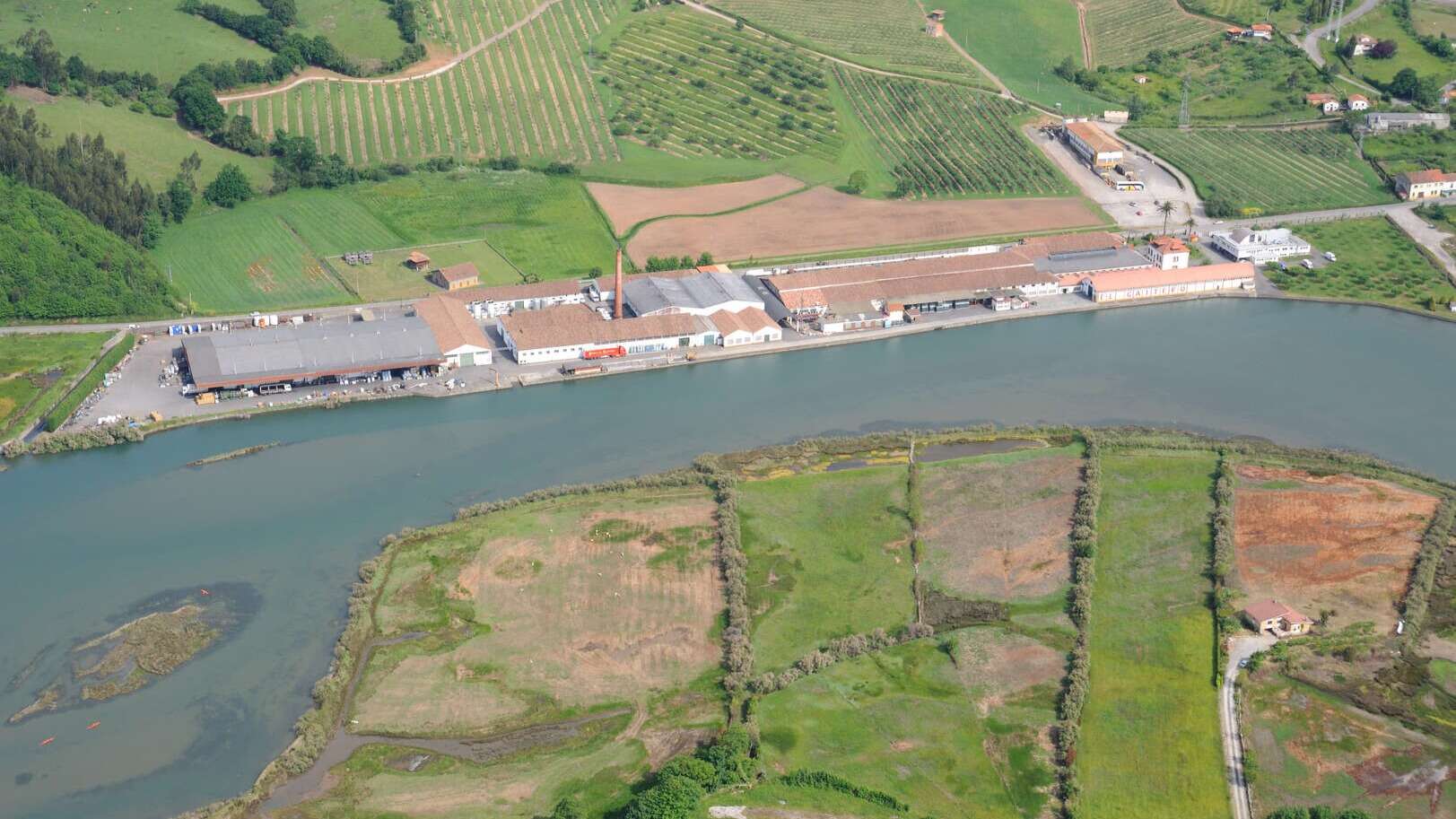Vista aérea de las instalaciones de El Gaitero junto a la ría.