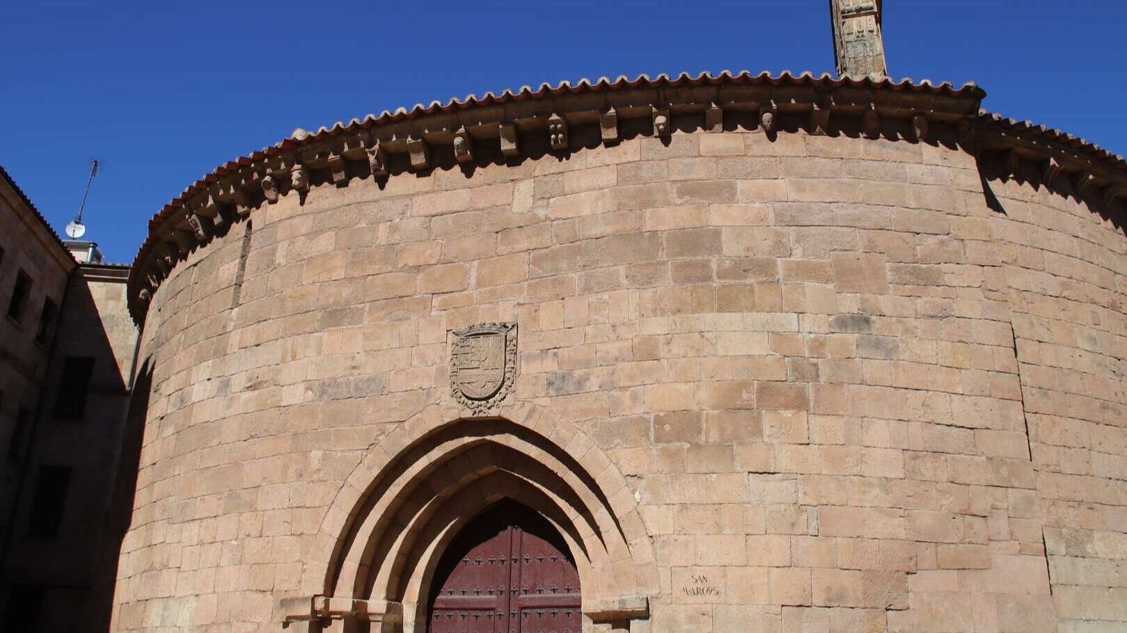 Vista del sencillo exterior del templo