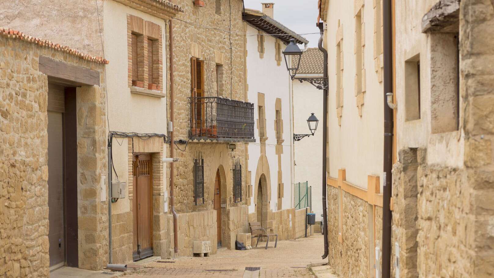 Una calle de Obanos, en el Camino Francés.