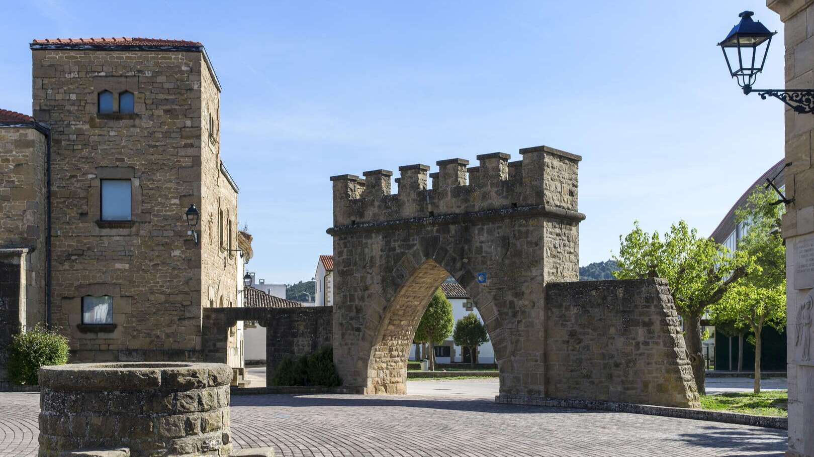 Vista de la Plaza de los Fueros en Obanos.