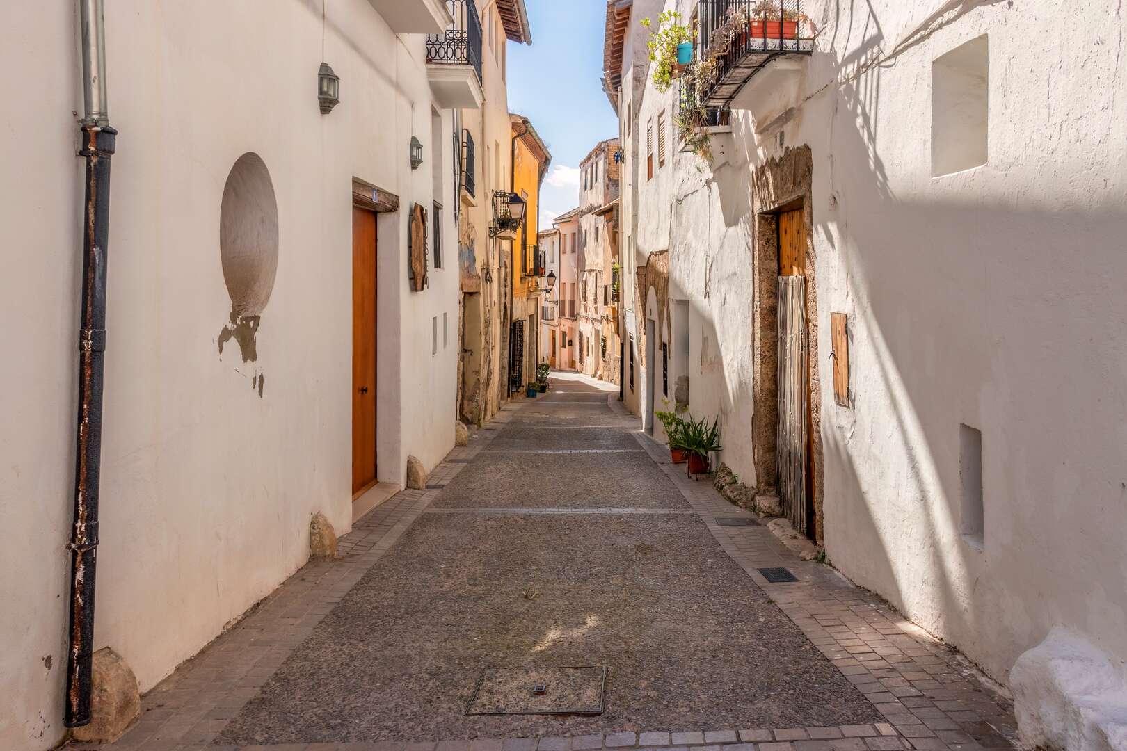 Callejuela del casco urbano. | Shutterstock