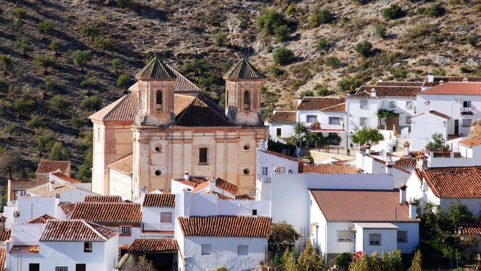 Iglesia de San Antonio de Padua en Alpandeire. | Shutterstock