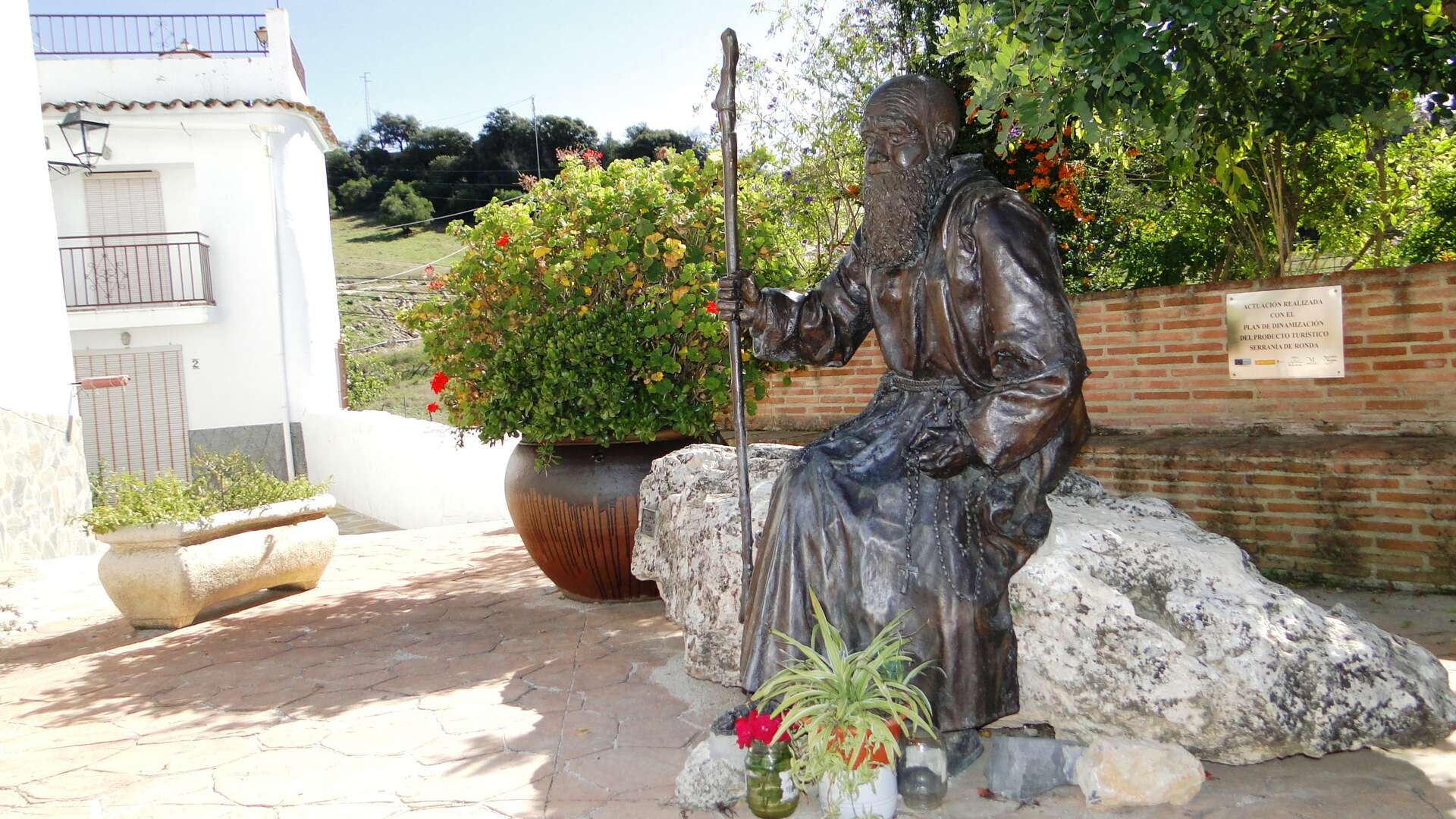 Una de las estatuas de fray Leopoldo en Alpandeire. | Rafael Tello, Wikimedia