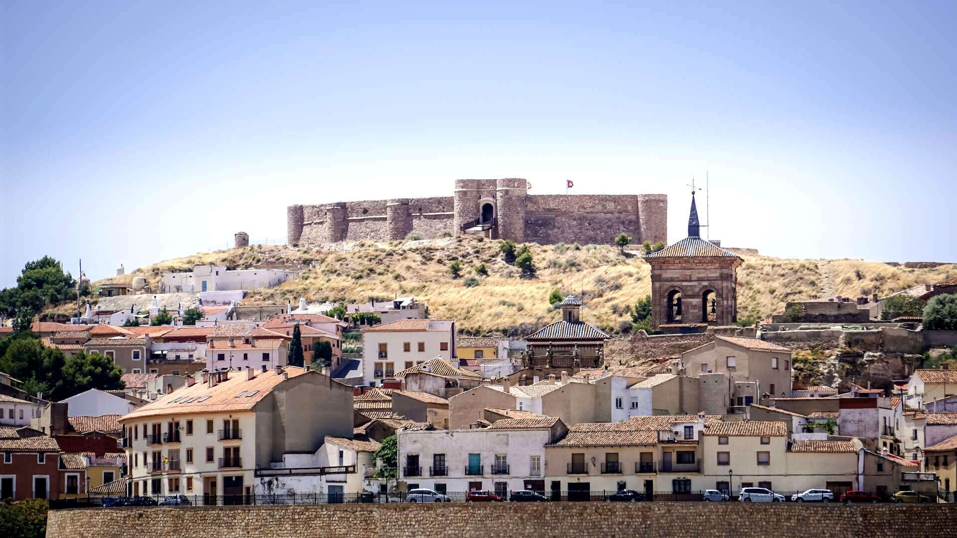 Chinchilla y su castillo. | Dreamstime