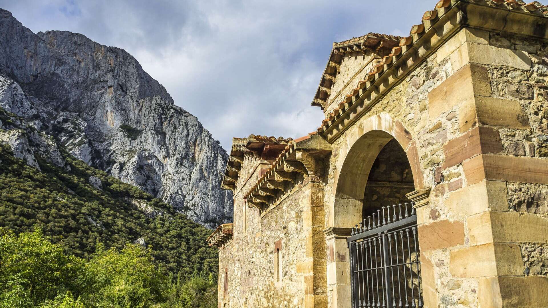 Las montañas se imponen sobre Lebeña.
