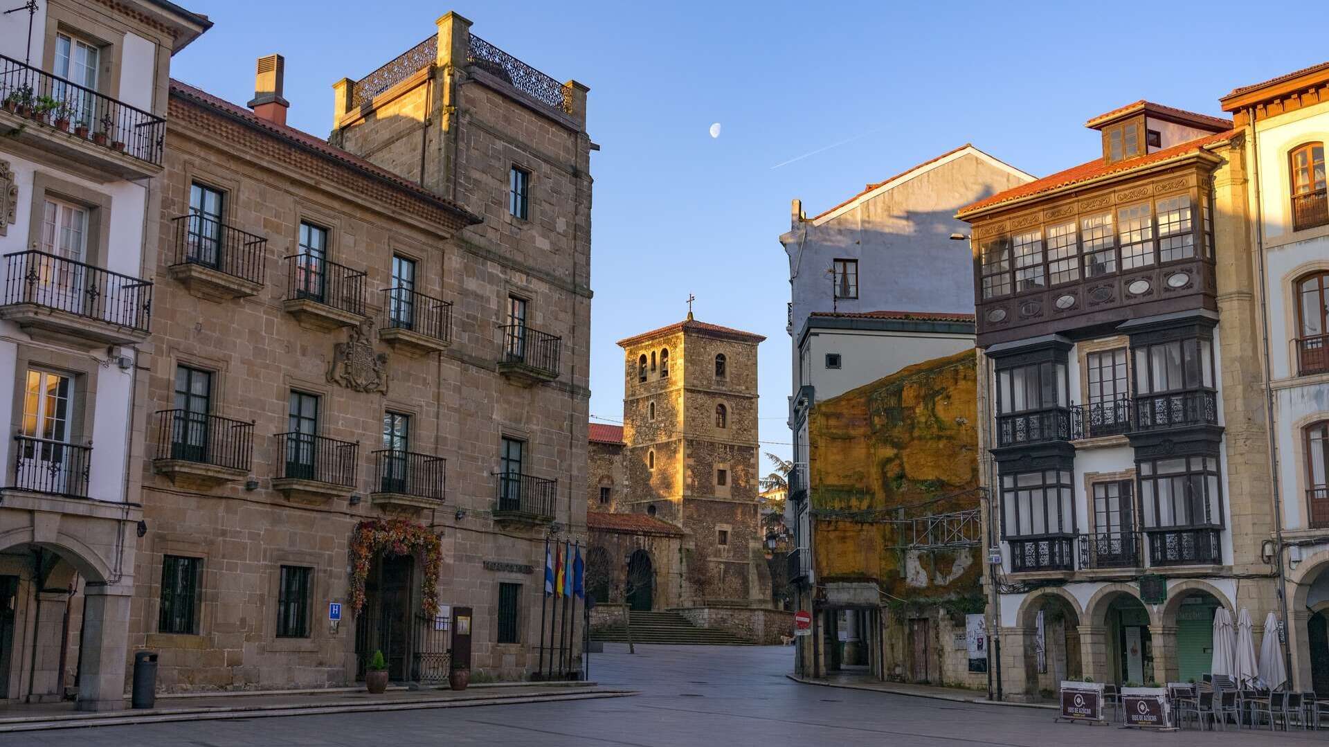 Casco histórico con la Iglesia de san Nicolás de Bari. | Dreamstime