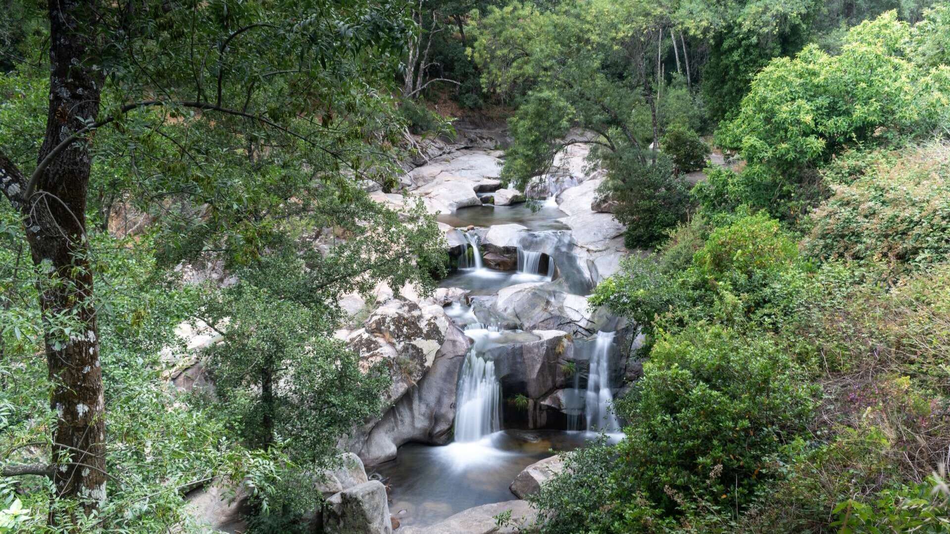 Paisaje de cascadas en la Garganta Mayor