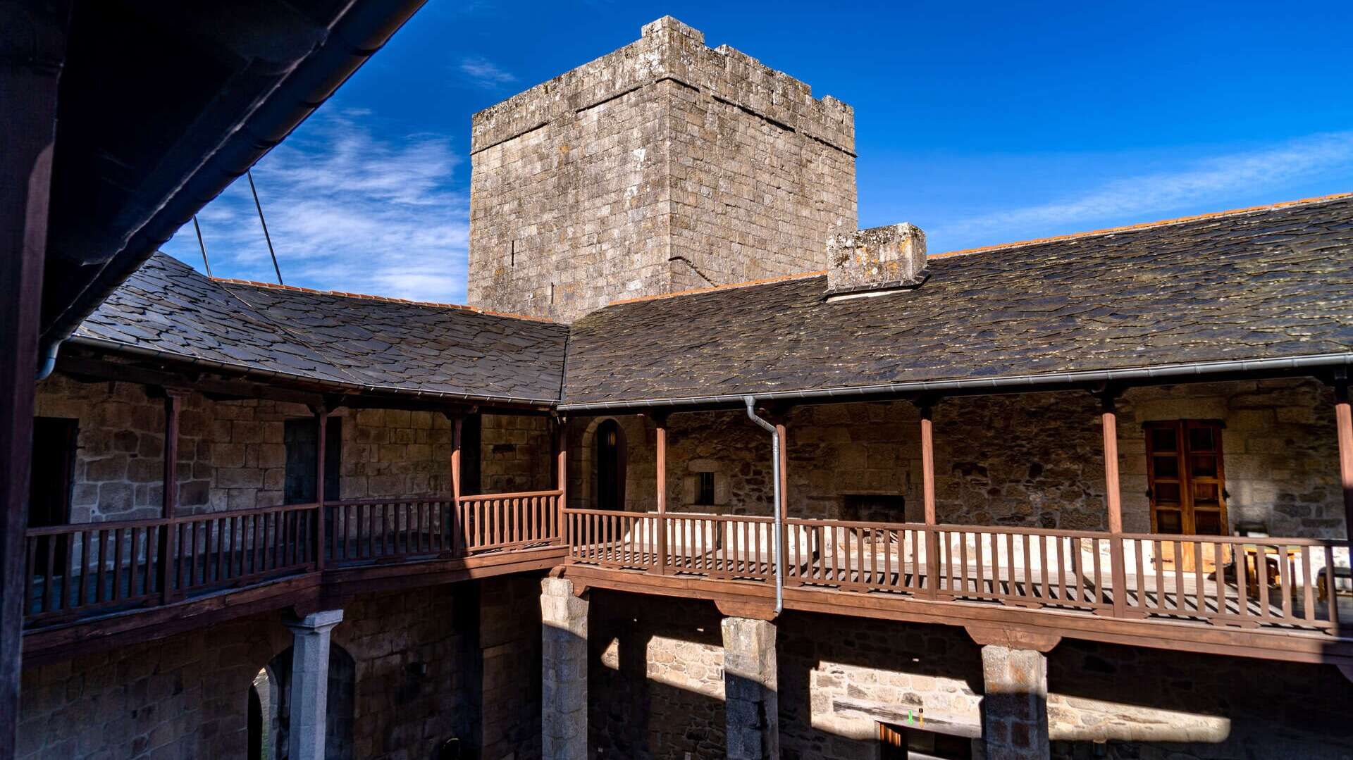 Patio de armas. | Shutterstock