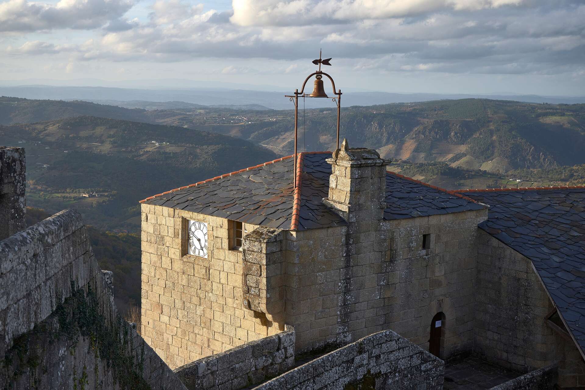 Torre del Reloj y vistas del castillo. | Shutterstock
