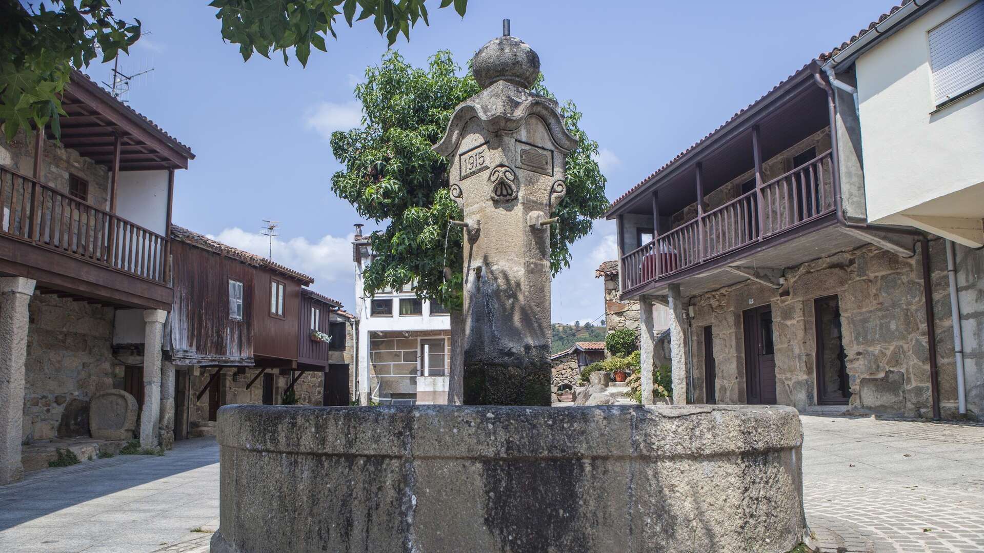 Fuente y arquitectura con encanto en la villa.