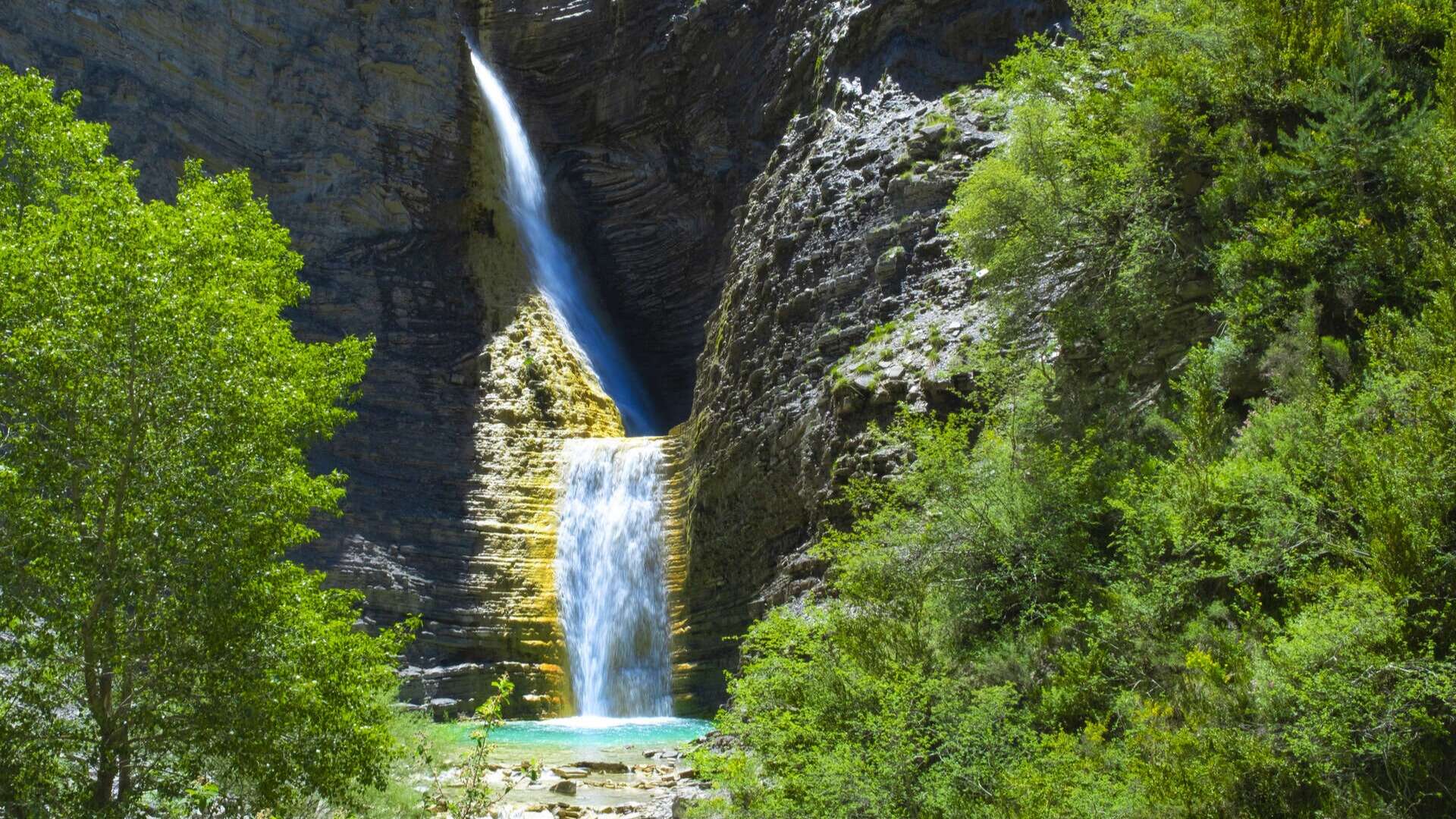 Cascada de Orós Bajo. | Dreamstime