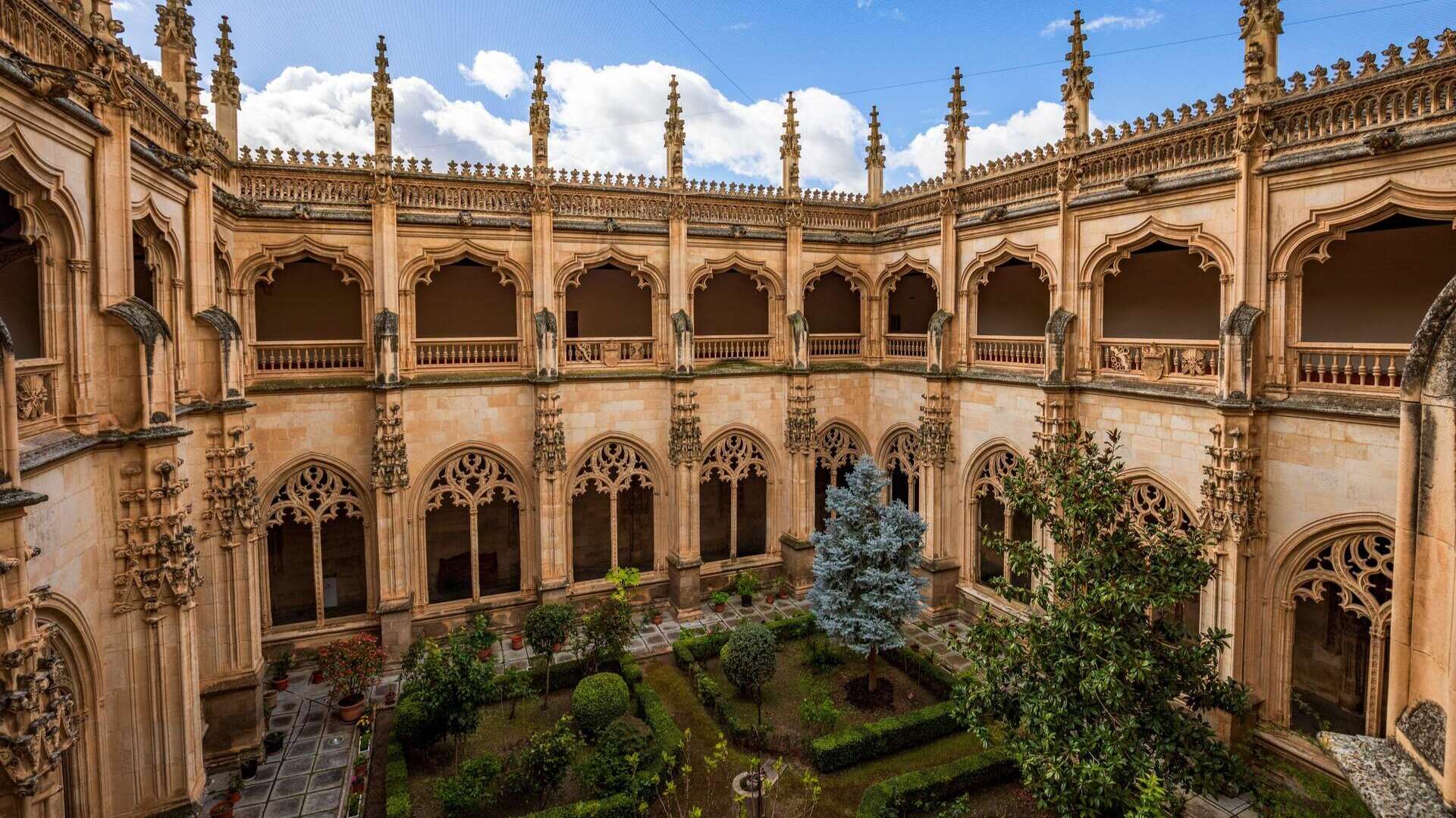 Claustro del monasterio. | Shutterstock
