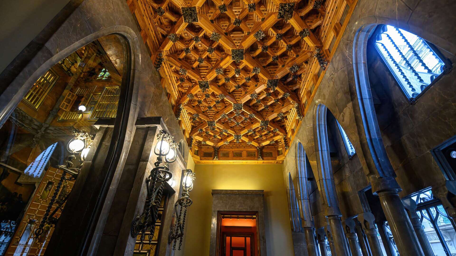Interior del edificio diseñado por Gaudí