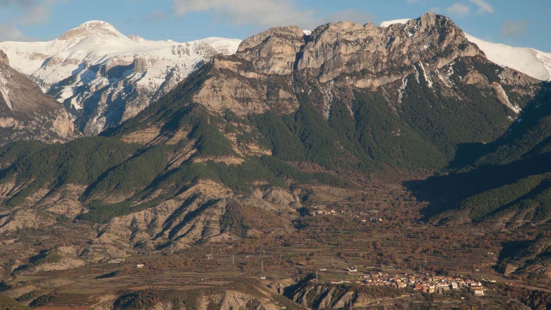 Paisaje de Bestué, situado entre montañas pirenaicas.