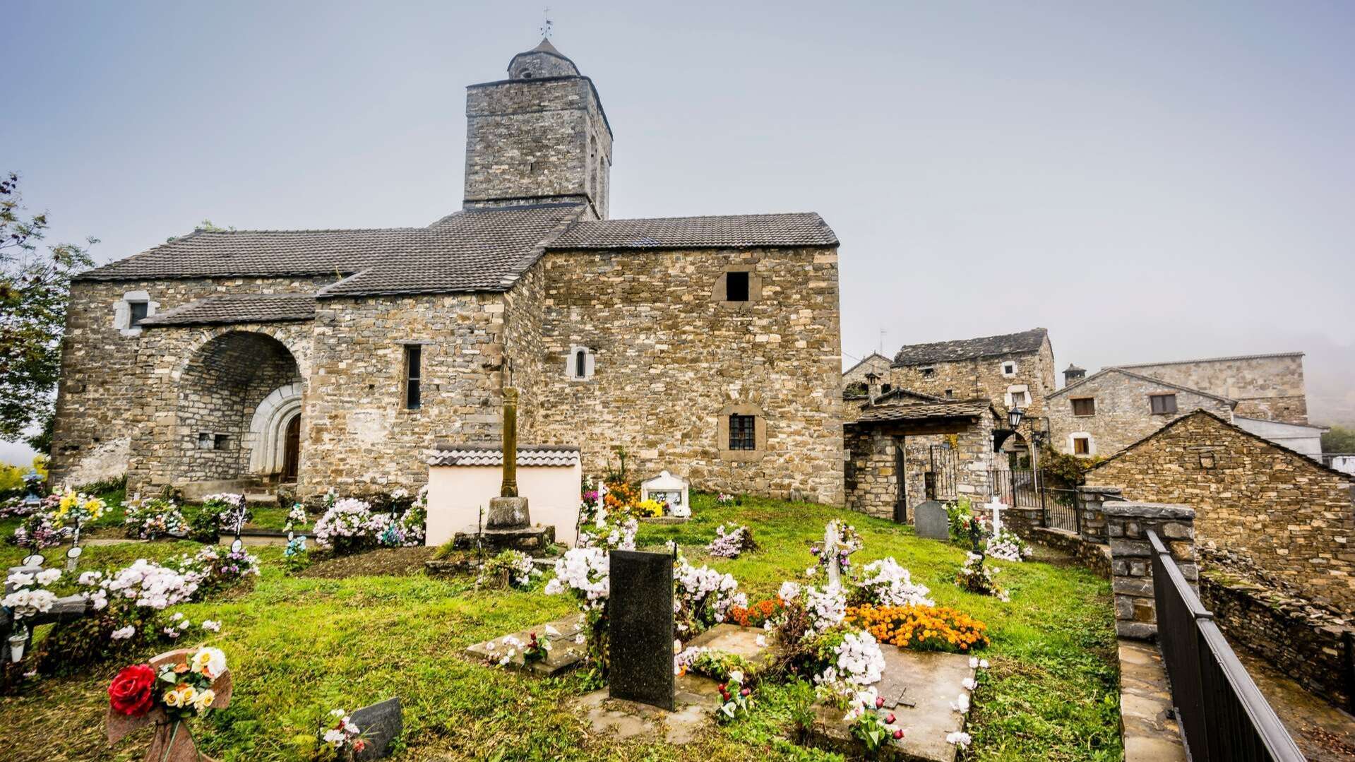 Iglesia y casas de piedra de Bestué.
