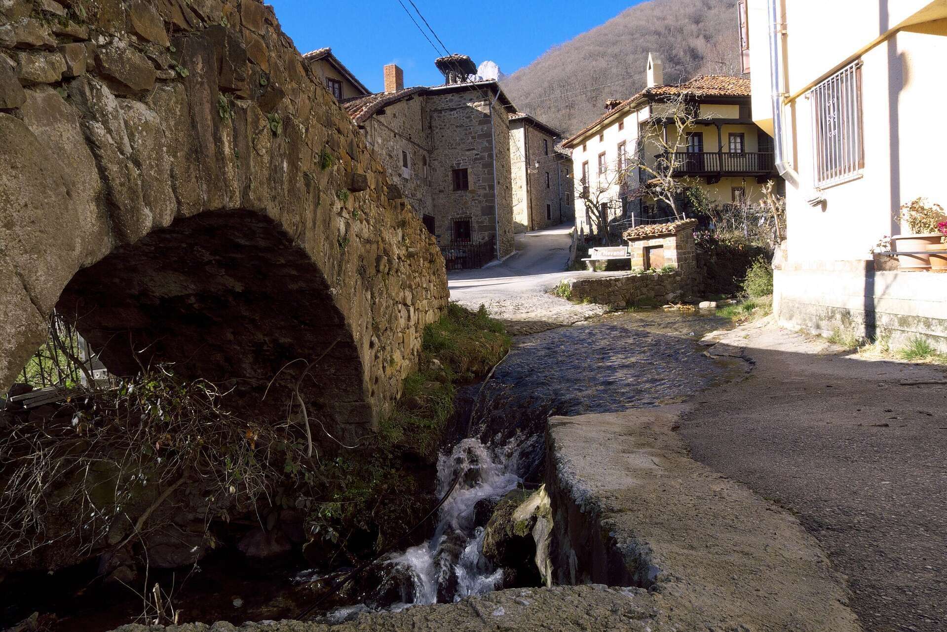 Puente sobre el río Nevandi en Espinama.
