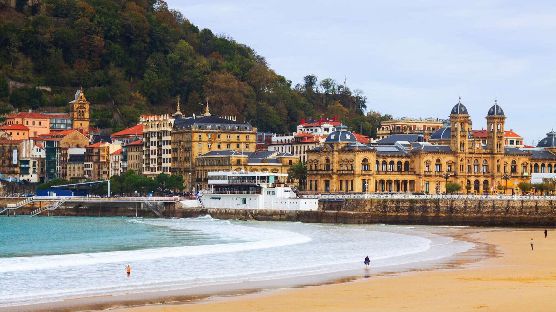 El ayuntamiento de San Sebastián tiene una ubicación privilegiada junto al mar.