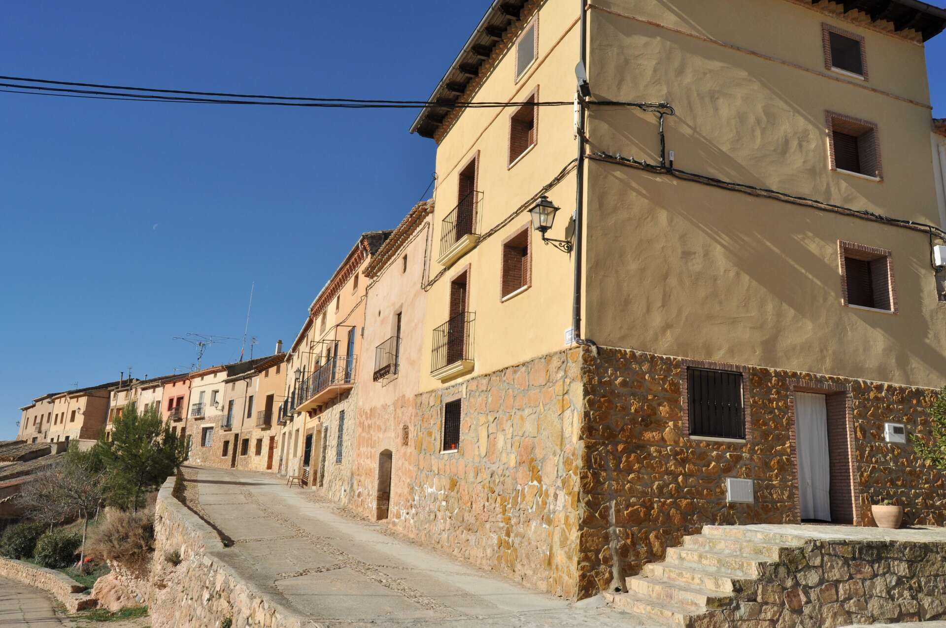 Típica calle en Monteagudo de las Vicarías.