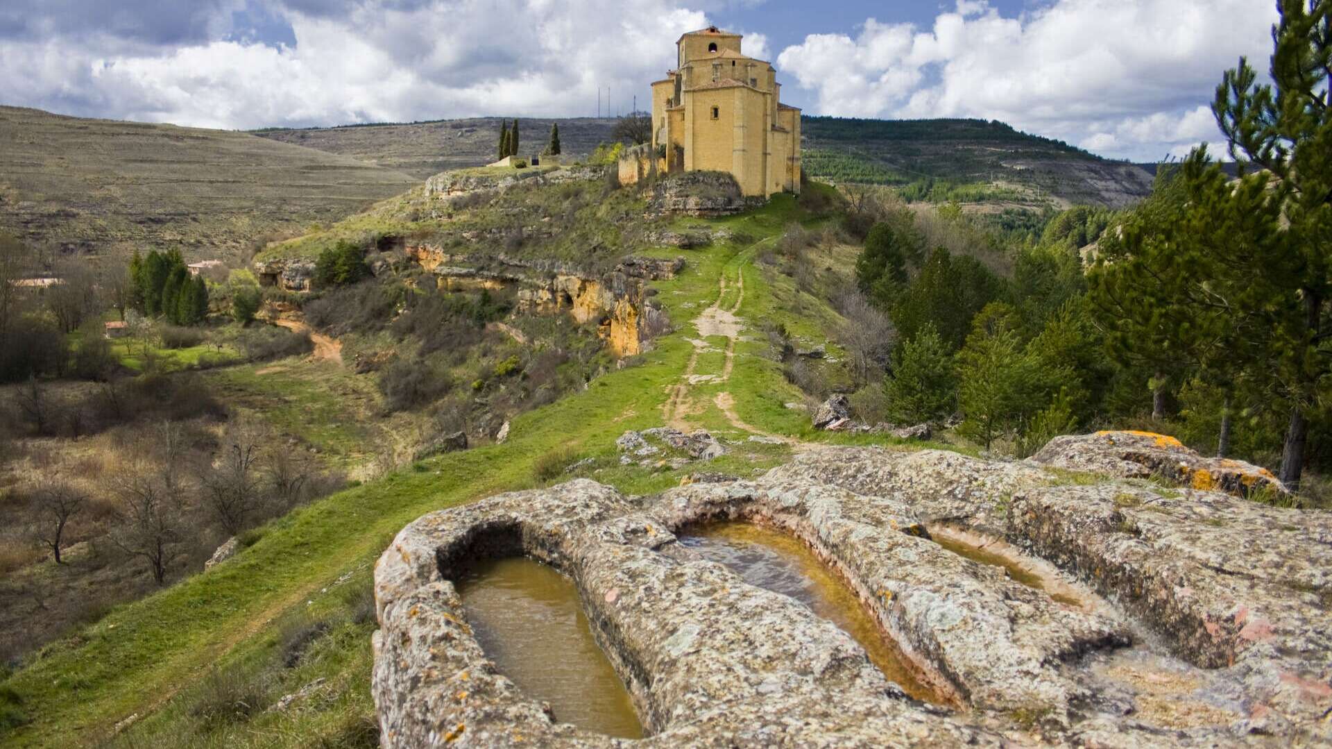 Iglesia y tumbas medievales de Sedano.