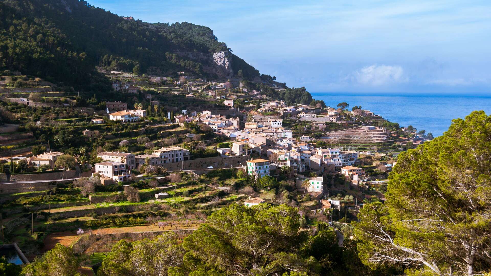 Vista de Estellencs y el Mediterráneo.