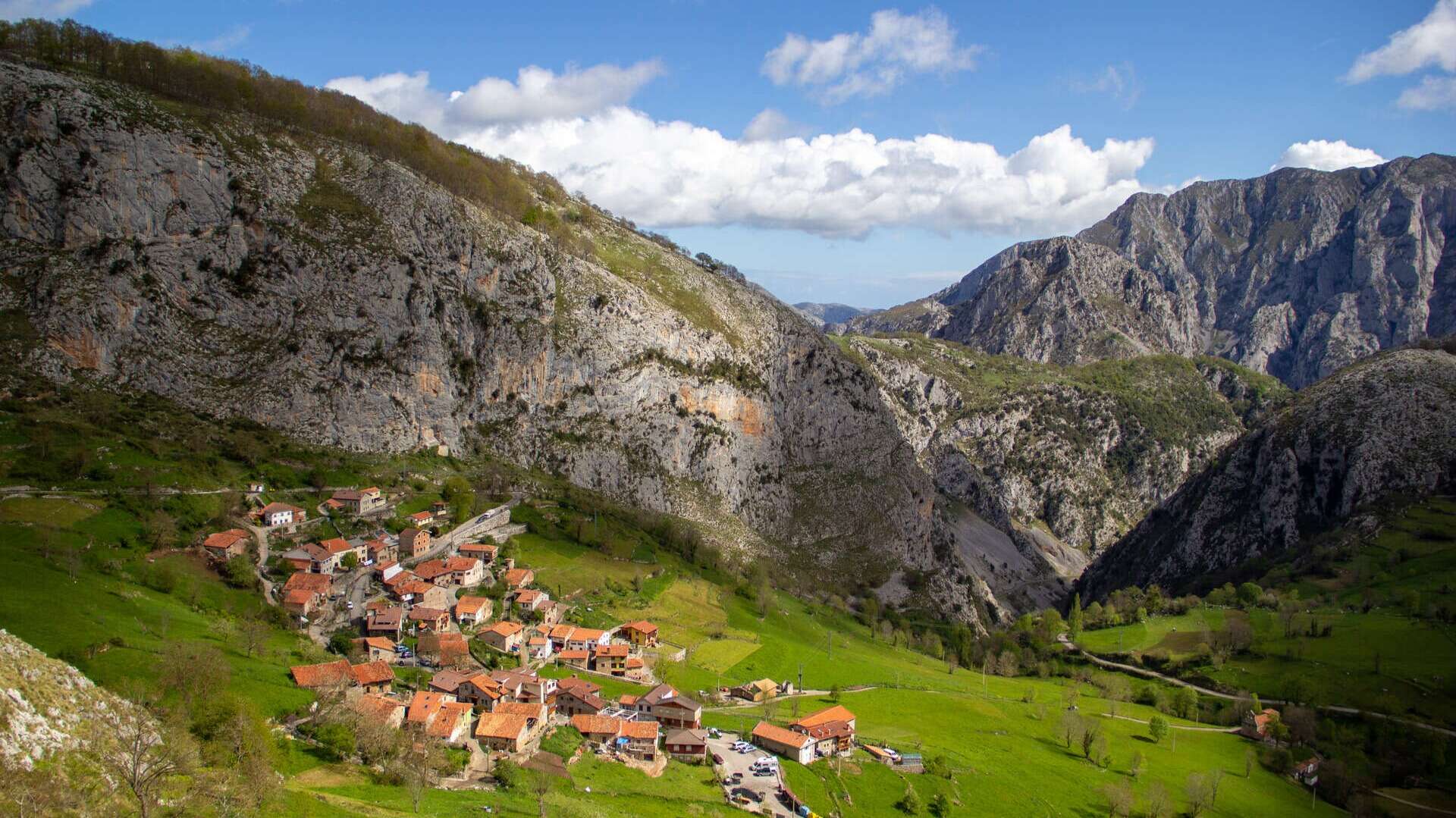 Bejes, al pie de los Picos de Europa. | Shutterstock