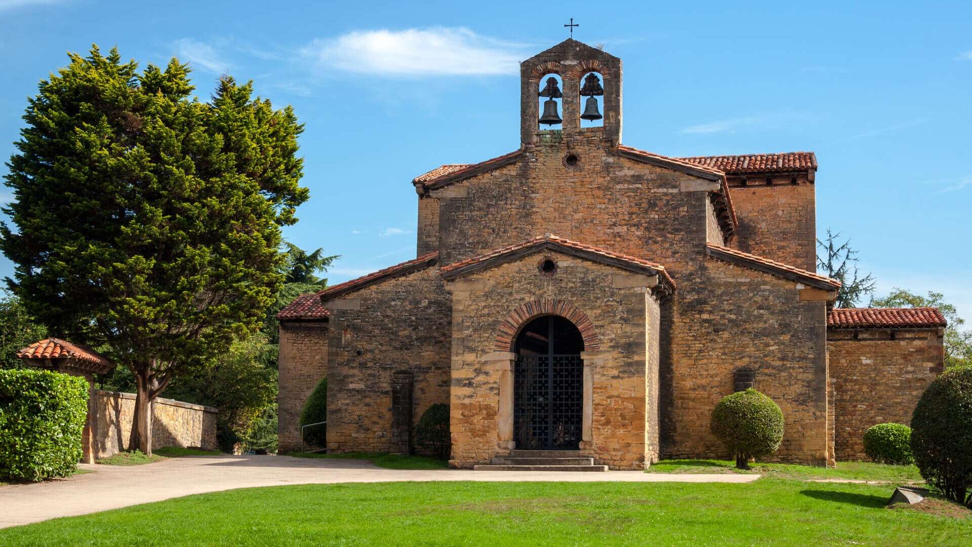 Fachada principal de la iglesia de San Julián de los Prados. | Dreamstime