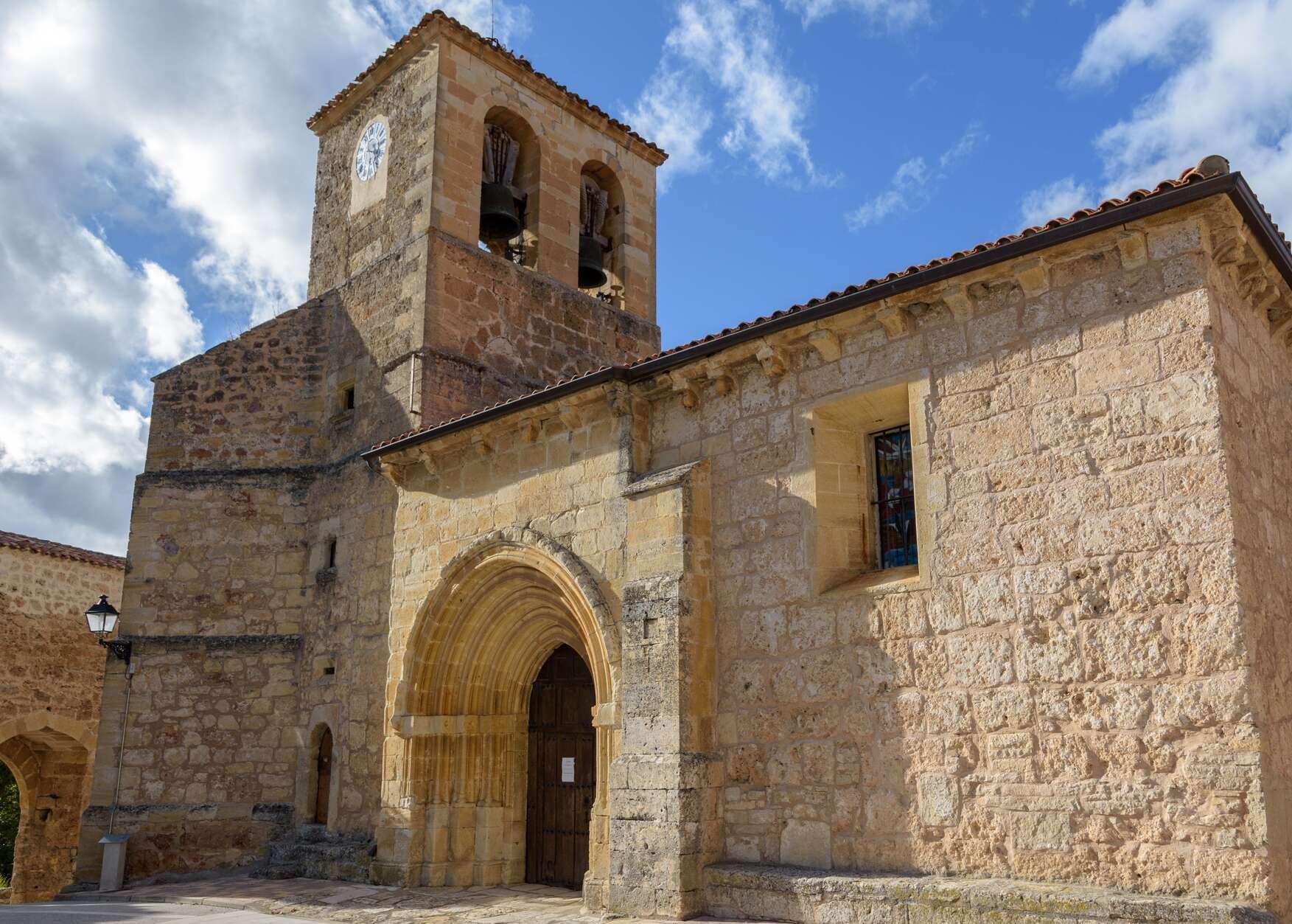 Iglesia de Santa María, uno de los tesoros románicos del pueblo. | Shutterstock