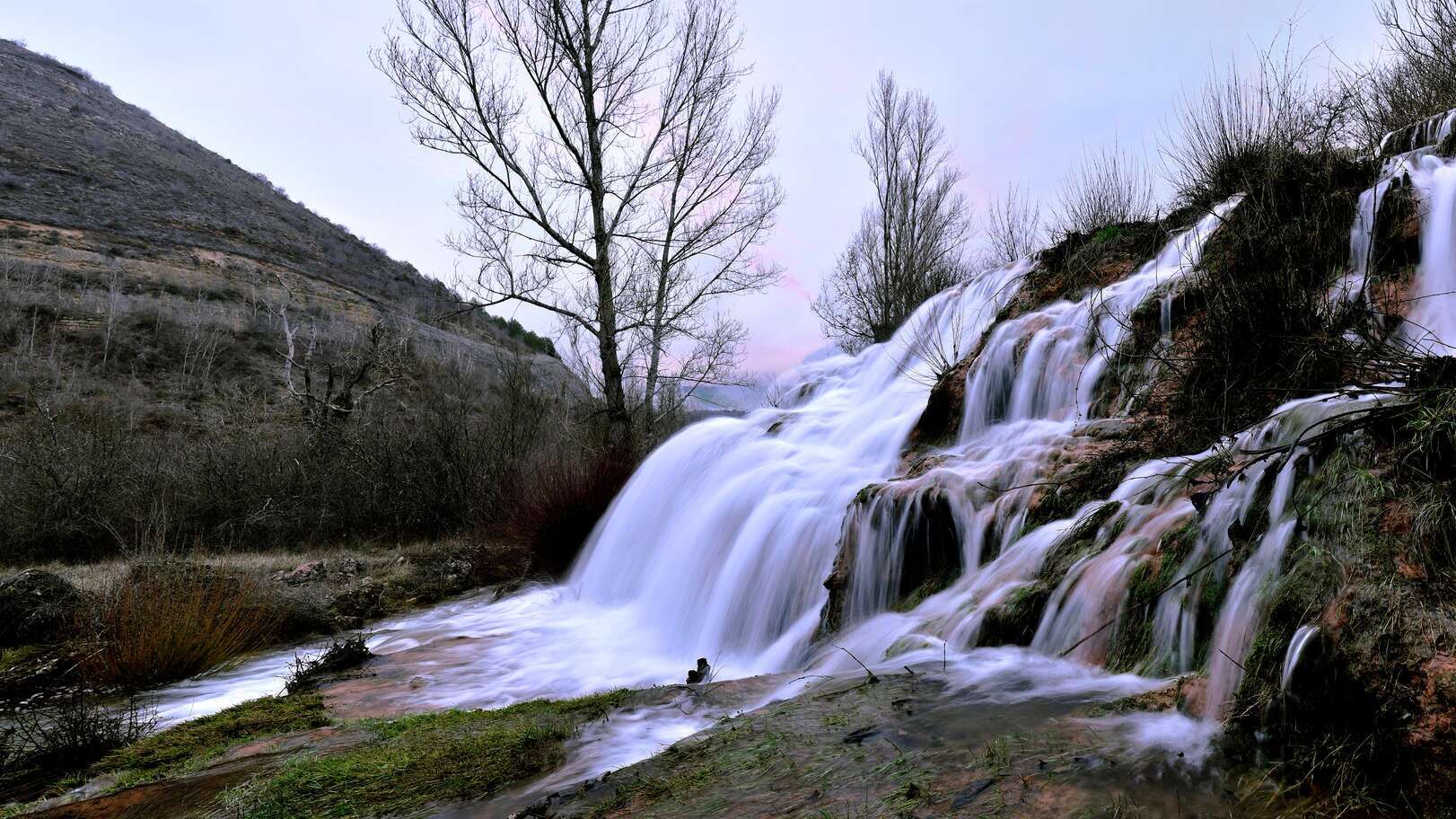 Cascada de la Fuentona en Tubilla del Agua. | Shutterstock