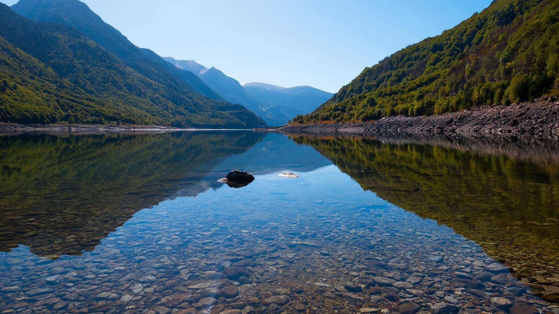Los Pirineos reflejados en el Embalse de Baserca. | Shutterstock