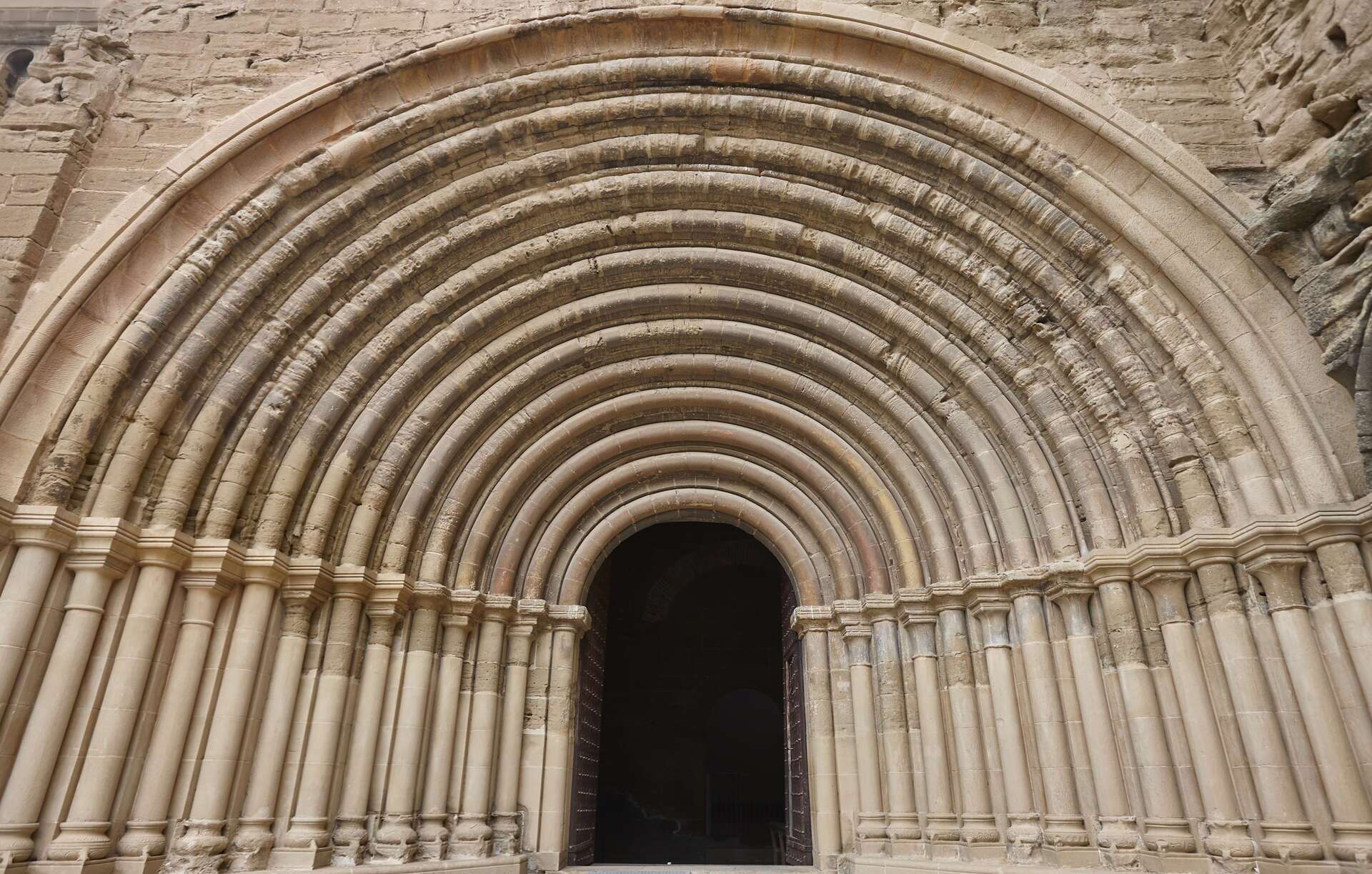 La sorprendente portada del monasterio. | Dreamstime