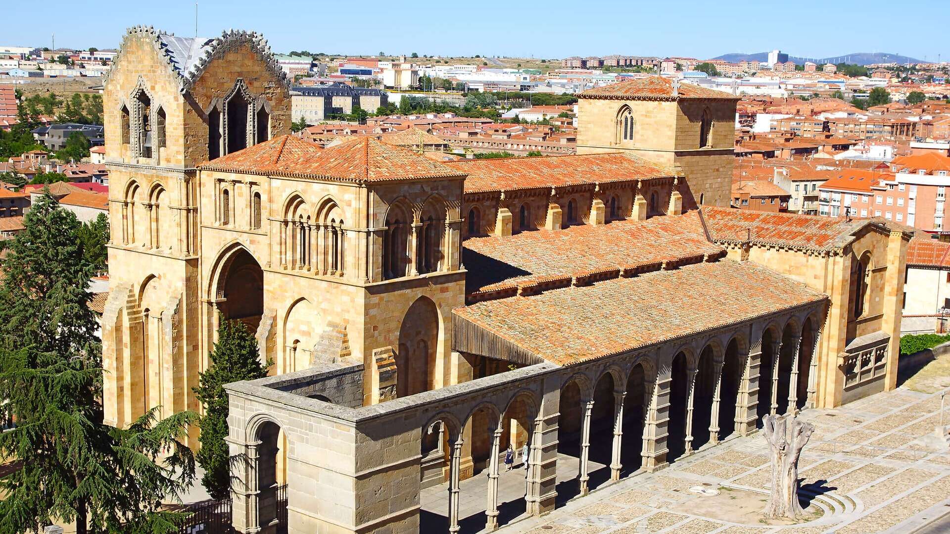 Vista exterior de la Basílica de San Vicente. | Dreamstime