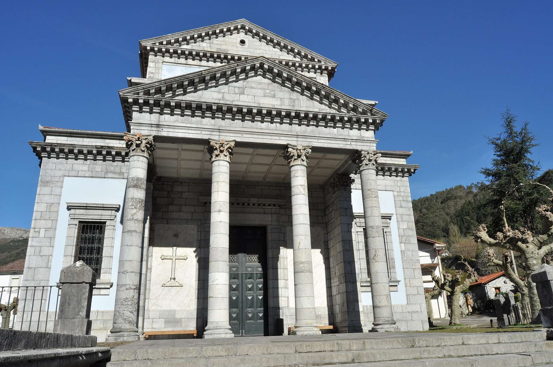 La Iglesia de San Pelayo, con su magnífico pórtico. | Luis Rogelio HM, Wikimedia