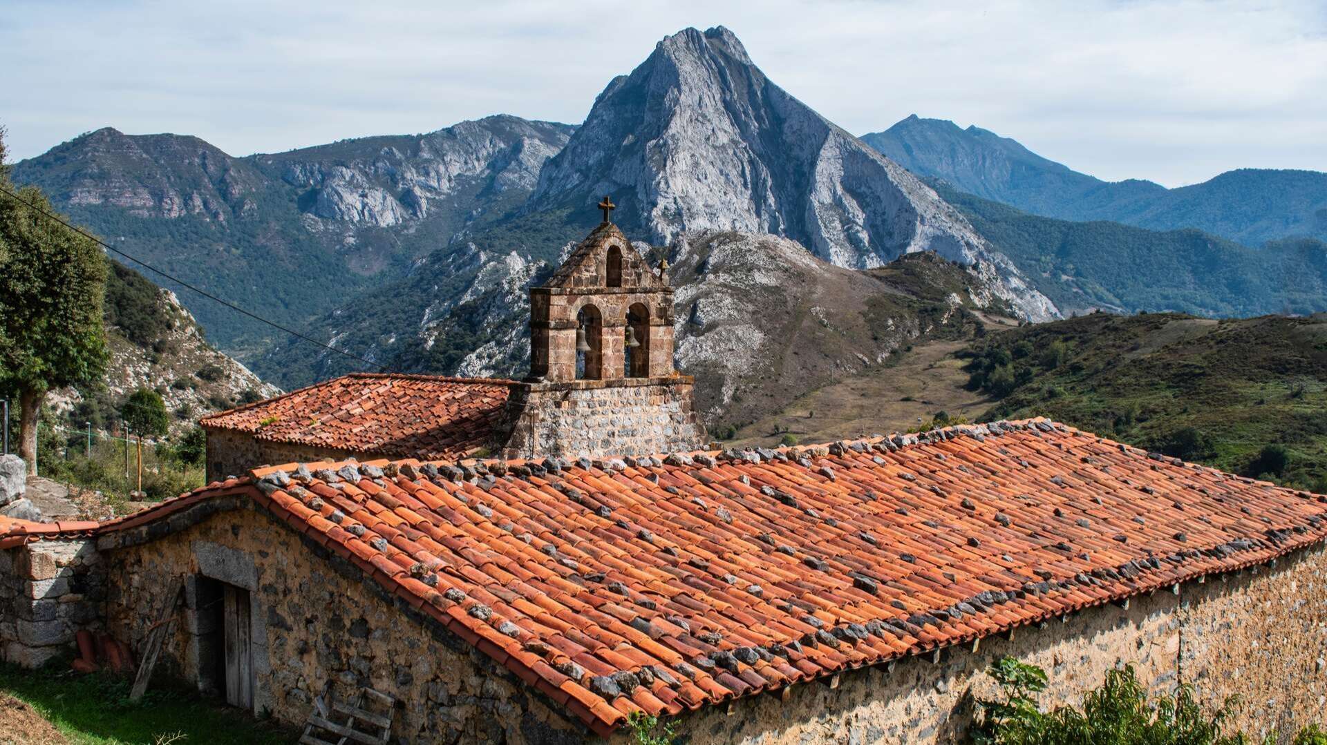 Iglesia de Nuestra Señora de la Batalla Naval en Pendes. | Shutterstock