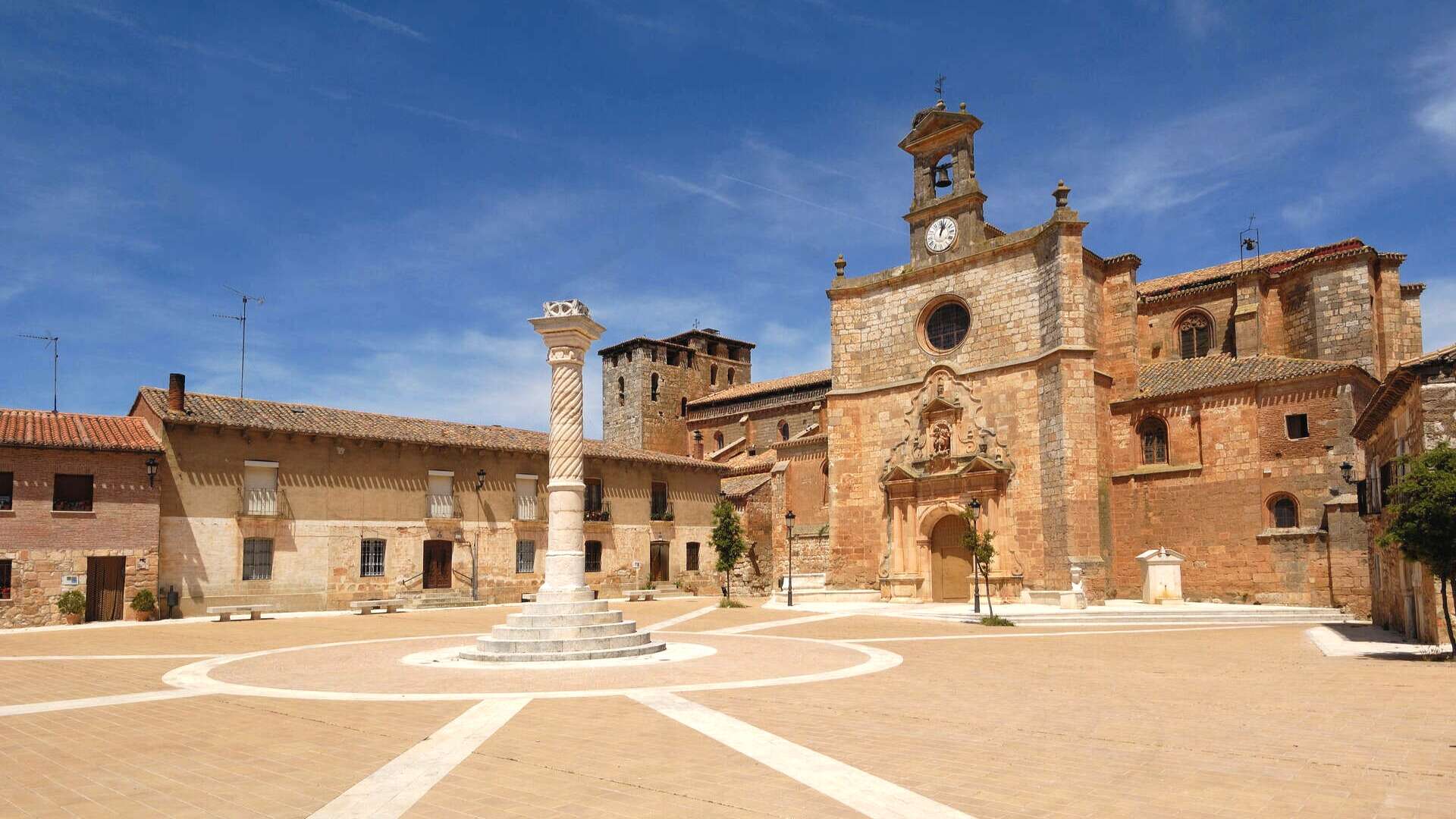La Plaza Mayor de Mahamud, con su iglesia y su rollo. | Shutterstock